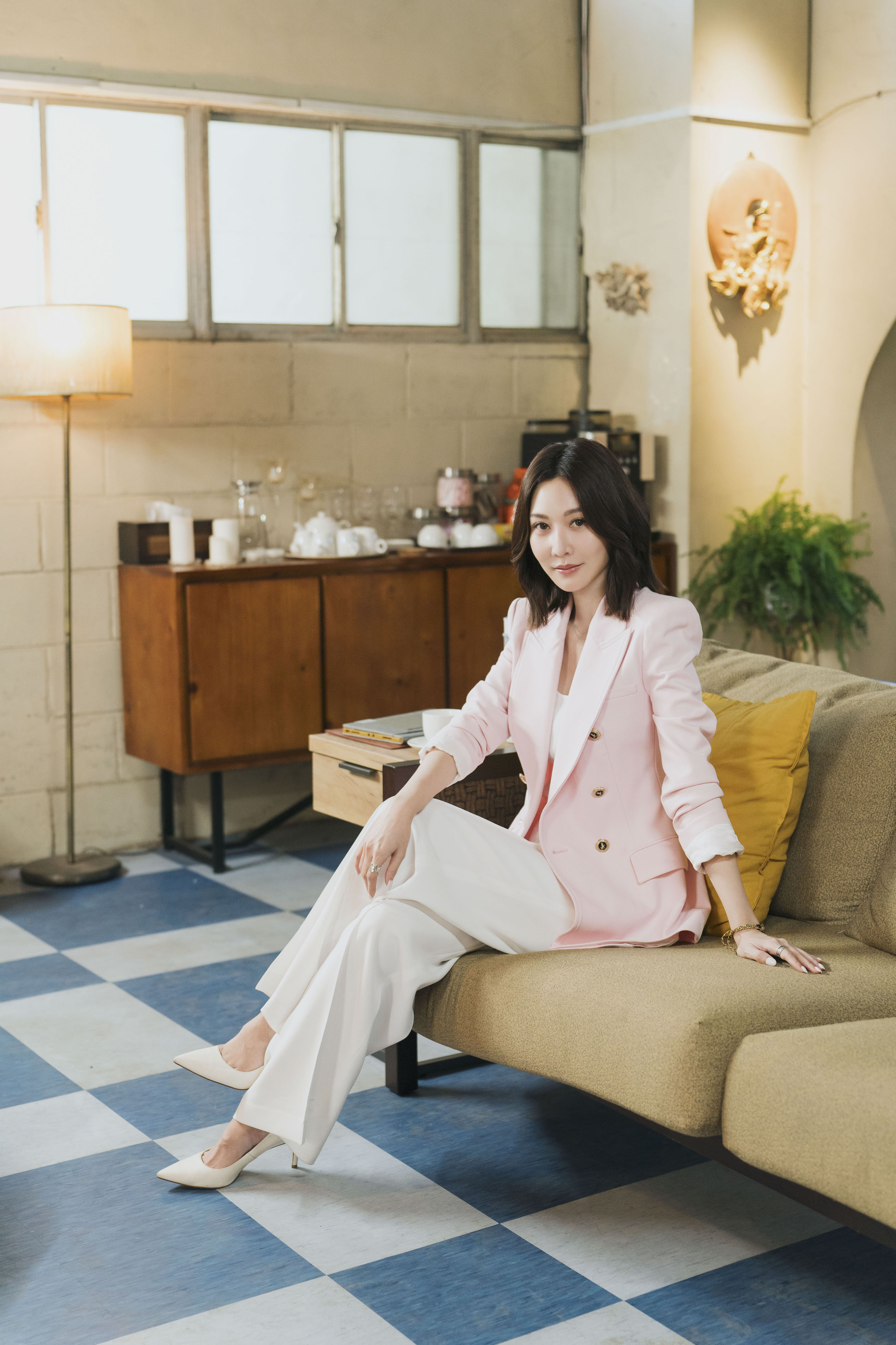曾莞婷演霸氣殯儀館館長率領怪咖團隊處理人生後事。(草舍文化提供)