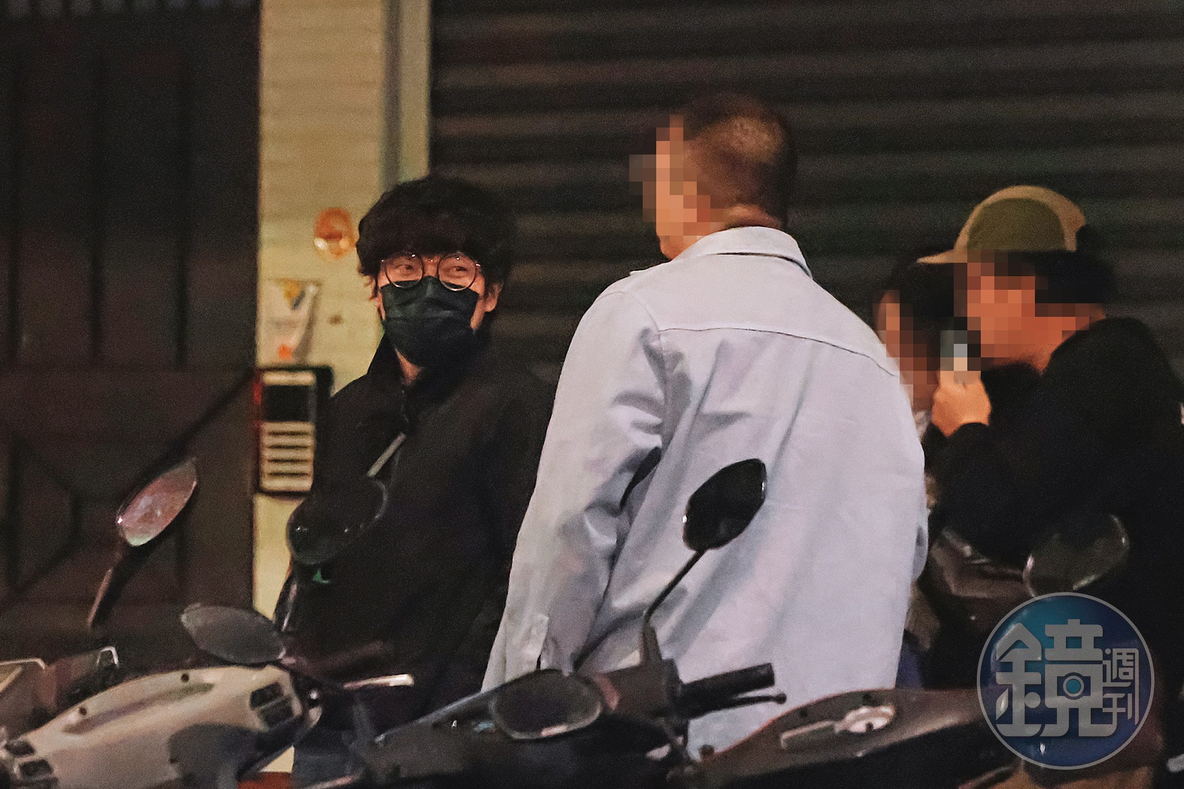 12/9，20：46，嗑完鍋出來，盧廣仲與朋友站在馬路上沒再續攤，短暫交談後就各自鳥獸散。