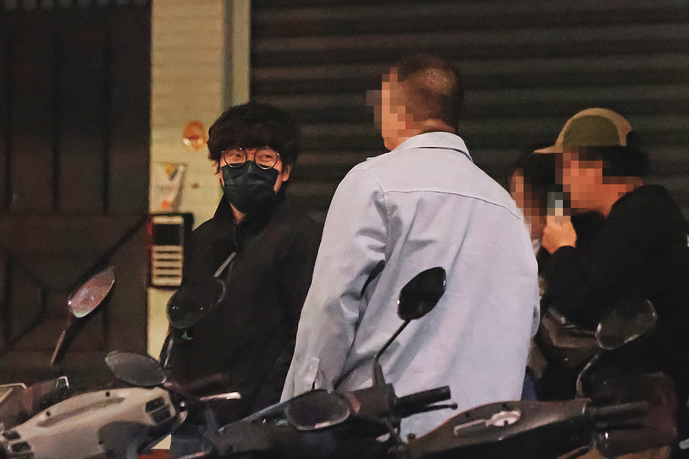 12/9，20：46，嗑完鍋出來，盧廣仲與朋友站在馬路上沒再續攤，短暫交談後就各自鳥獸散。