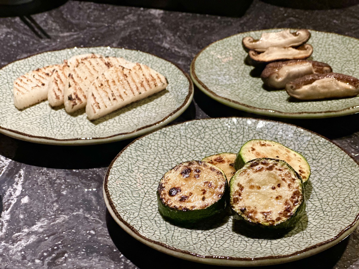 季節時蔬近期會使用日本山藥、櫛瓜與菇類。