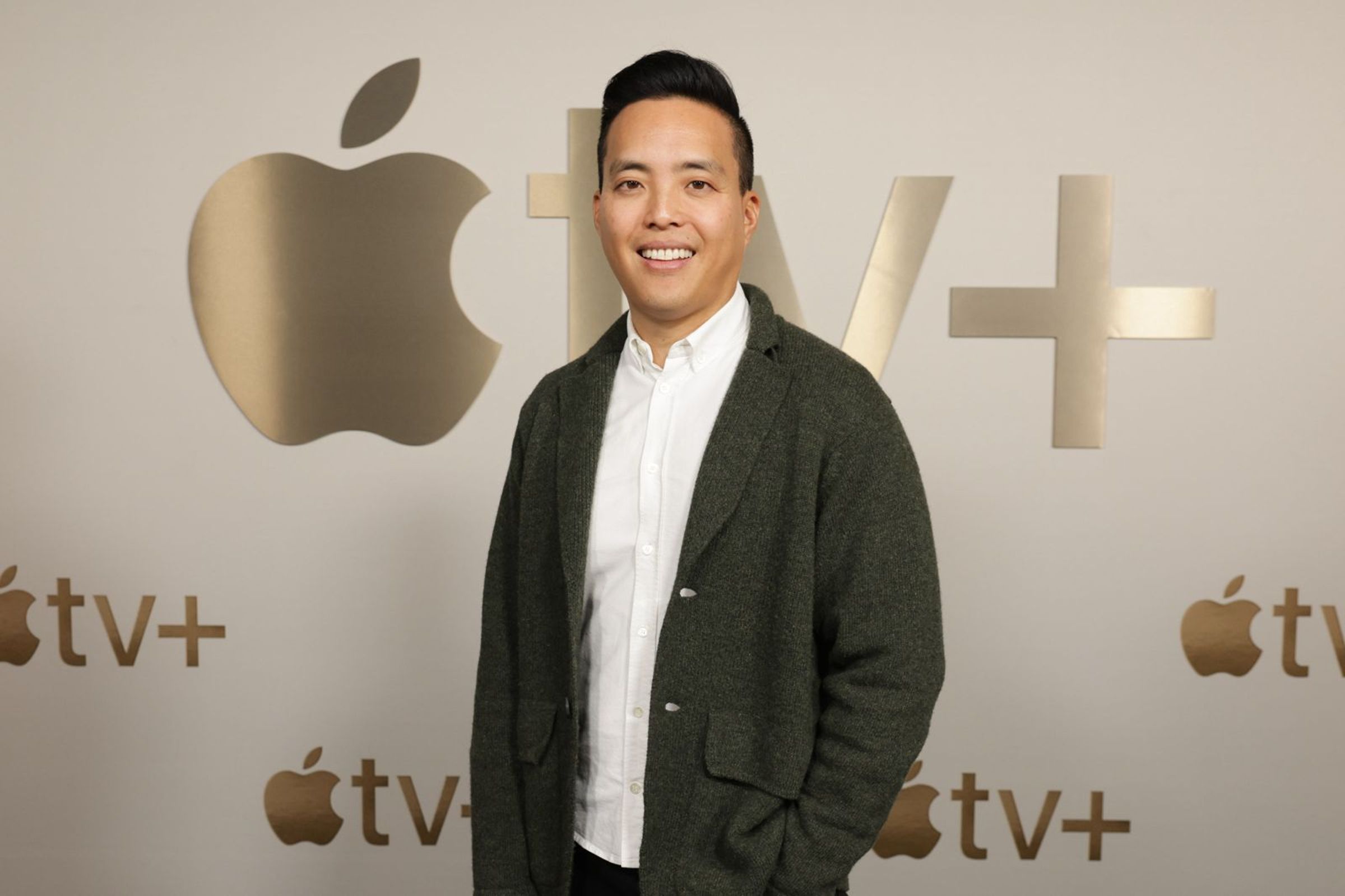 曾獲得艾美獎的台裔美籍編導演楊維榕,一手打造喜劇影集《錢錢錢錢》。(Apple TV+提供)