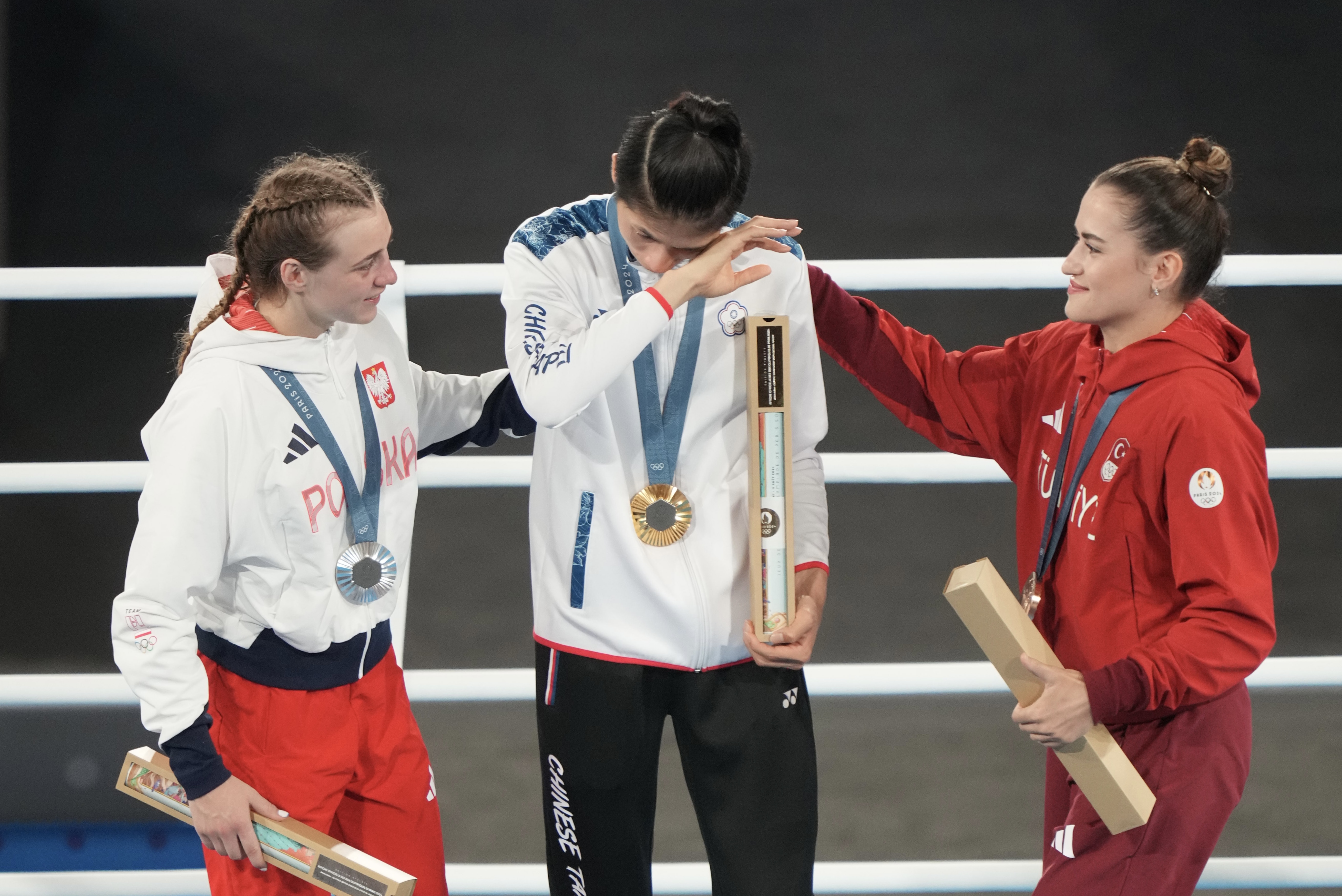 「台灣拳后」林郁婷今在拳擊女子57公斤級奪下金牌，哽咽落淚，身旁選手紛紛安慰，畫面相當溫馨。（中華奧會提供）