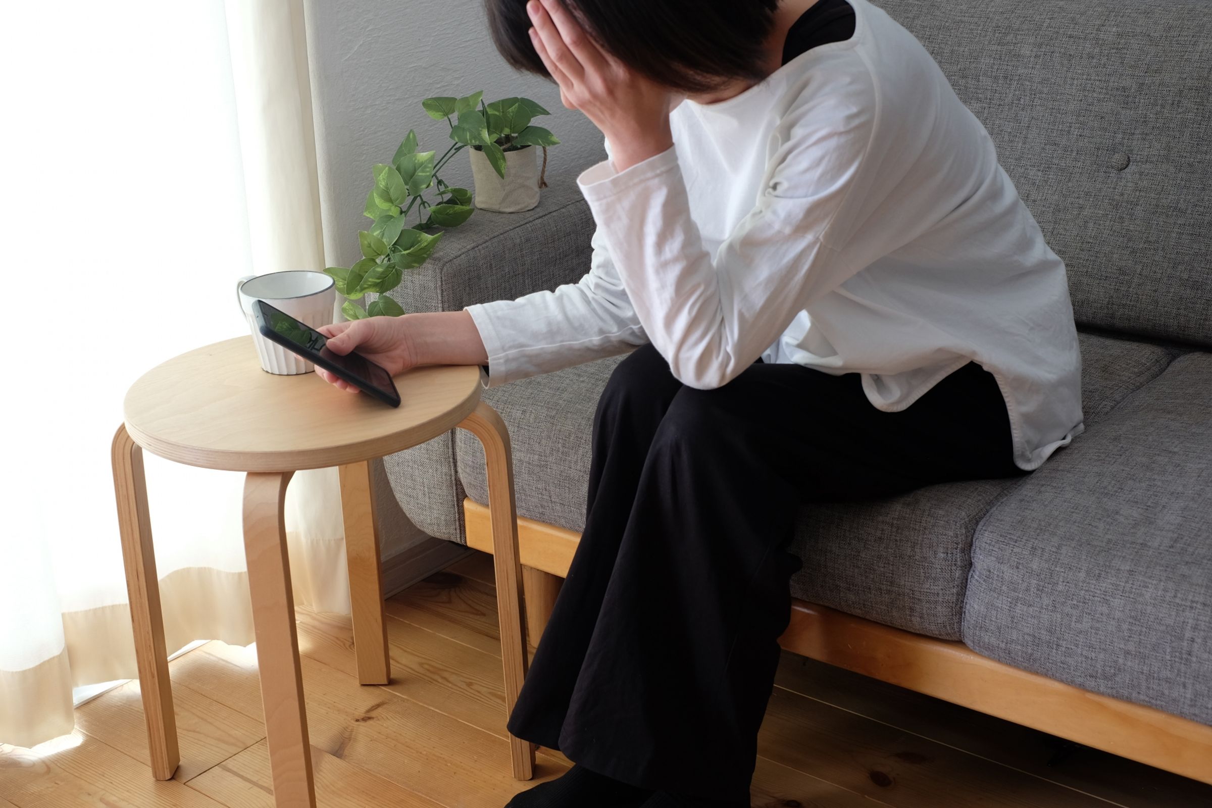 人妻靠股票月入10萬,卻遭婆家輕視,勸她找份穩定工作上班。(示意圖,photoAC)