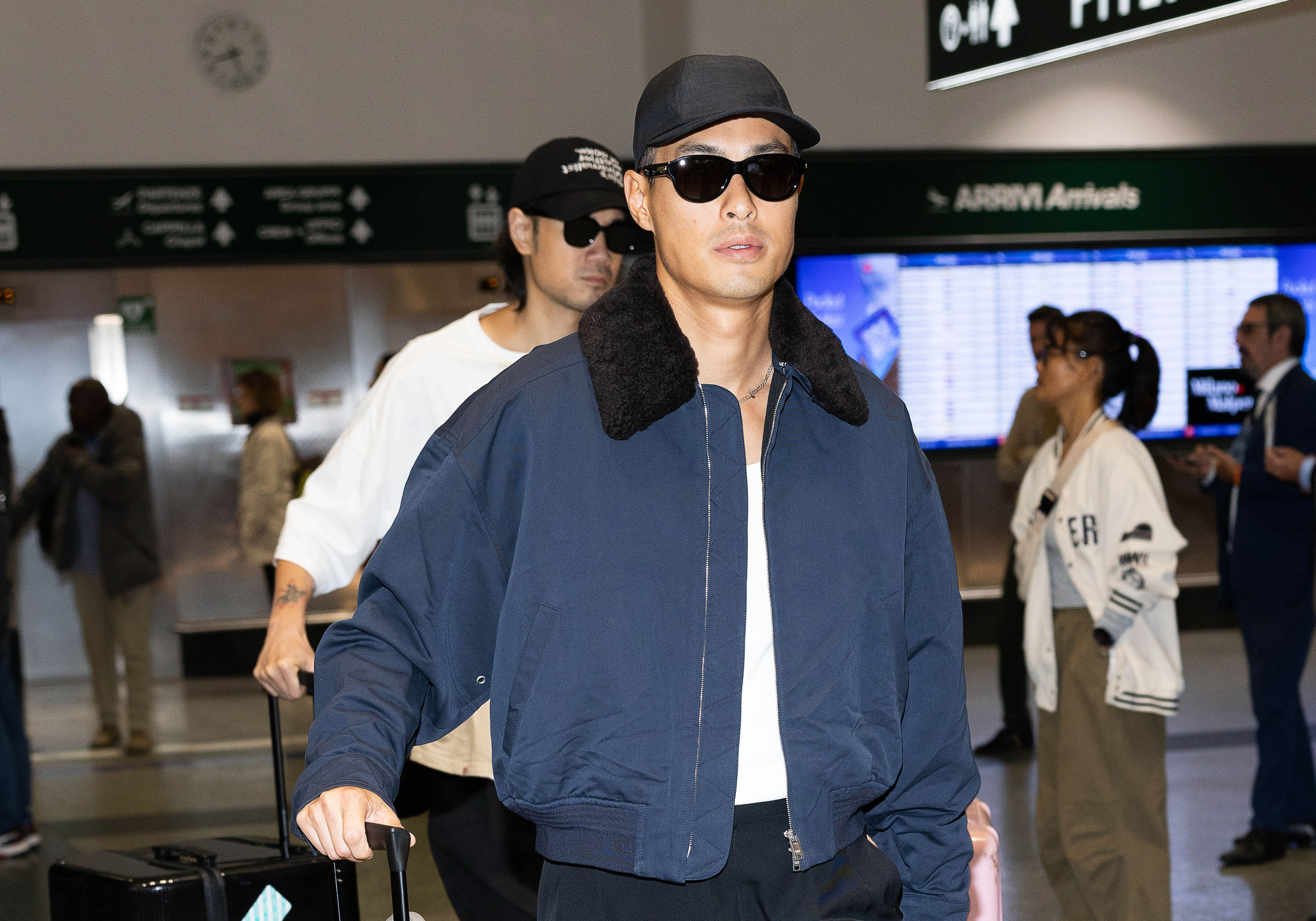 楊祐寧身上行頭包括斜紋飛行外套NT$111,300、Ben編織繫帶皮鞋NT$43,500、經典飛行員墨鏡NT$16,900、Cabat亮灰色編織皮革肩背包NT$496,400、小狗編織皮革掛飾NT$20,600、Odyssey Intrecciato編織皮革登機箱NT$297,800。（BOTTEGA VENETA提供）