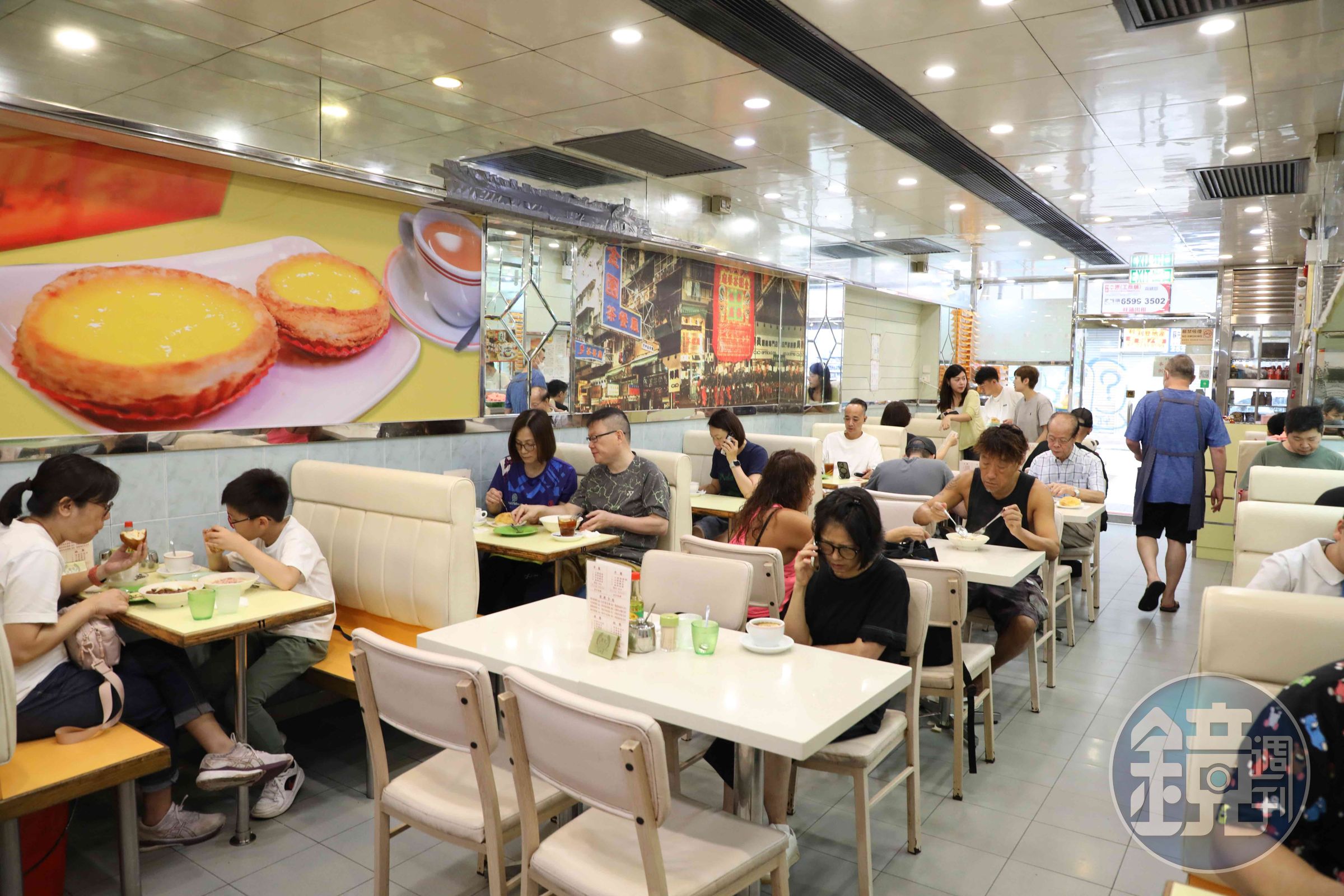 店裡保留復古卡座,提供蛋撻、奶茶、豬扒、沙嗲牛肉麵等百款港式餐點,不少老熟客天天來報到。