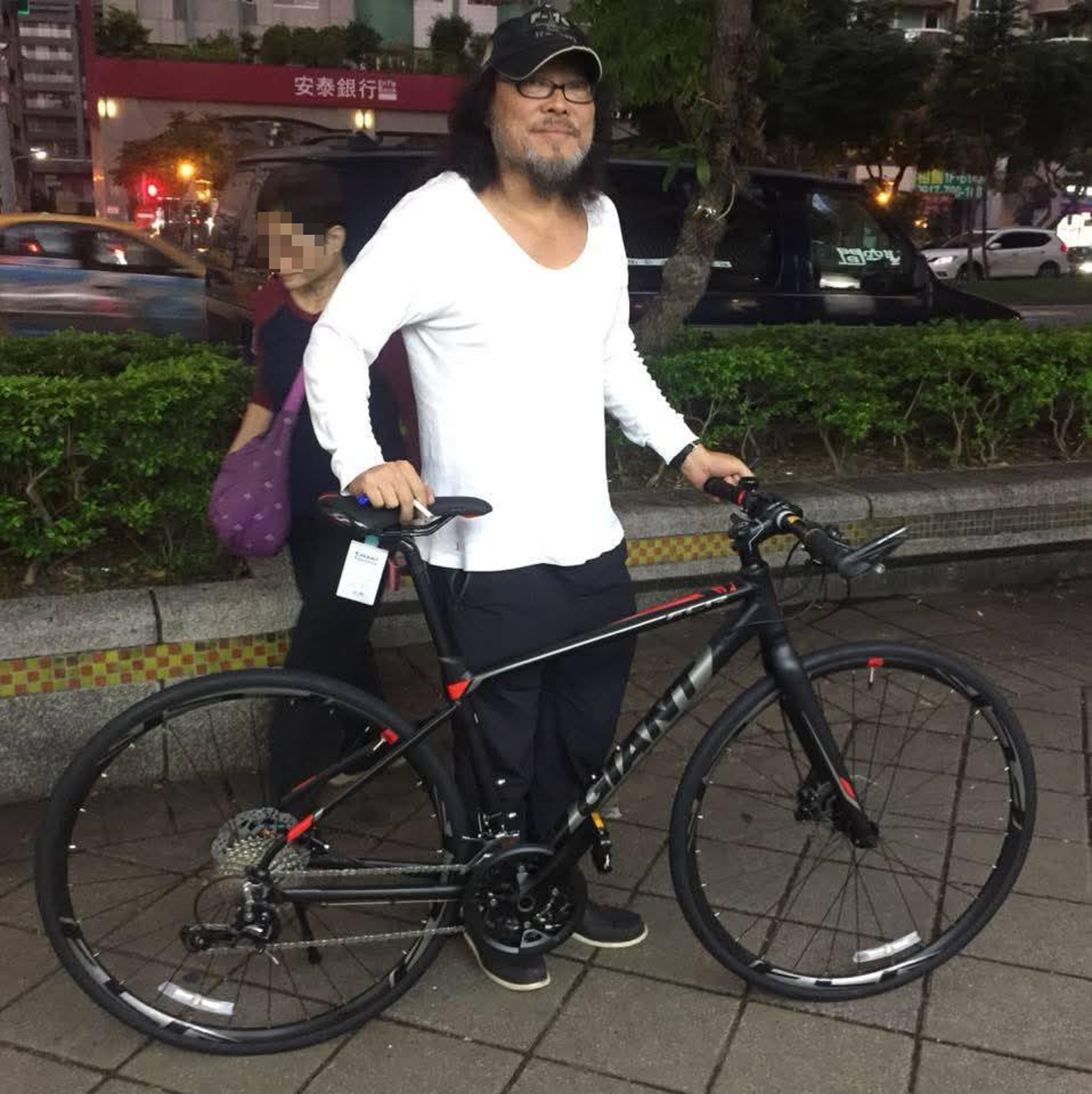 張菲的臉書頭貼是騎自行車的畫面。（翻攝臉書）