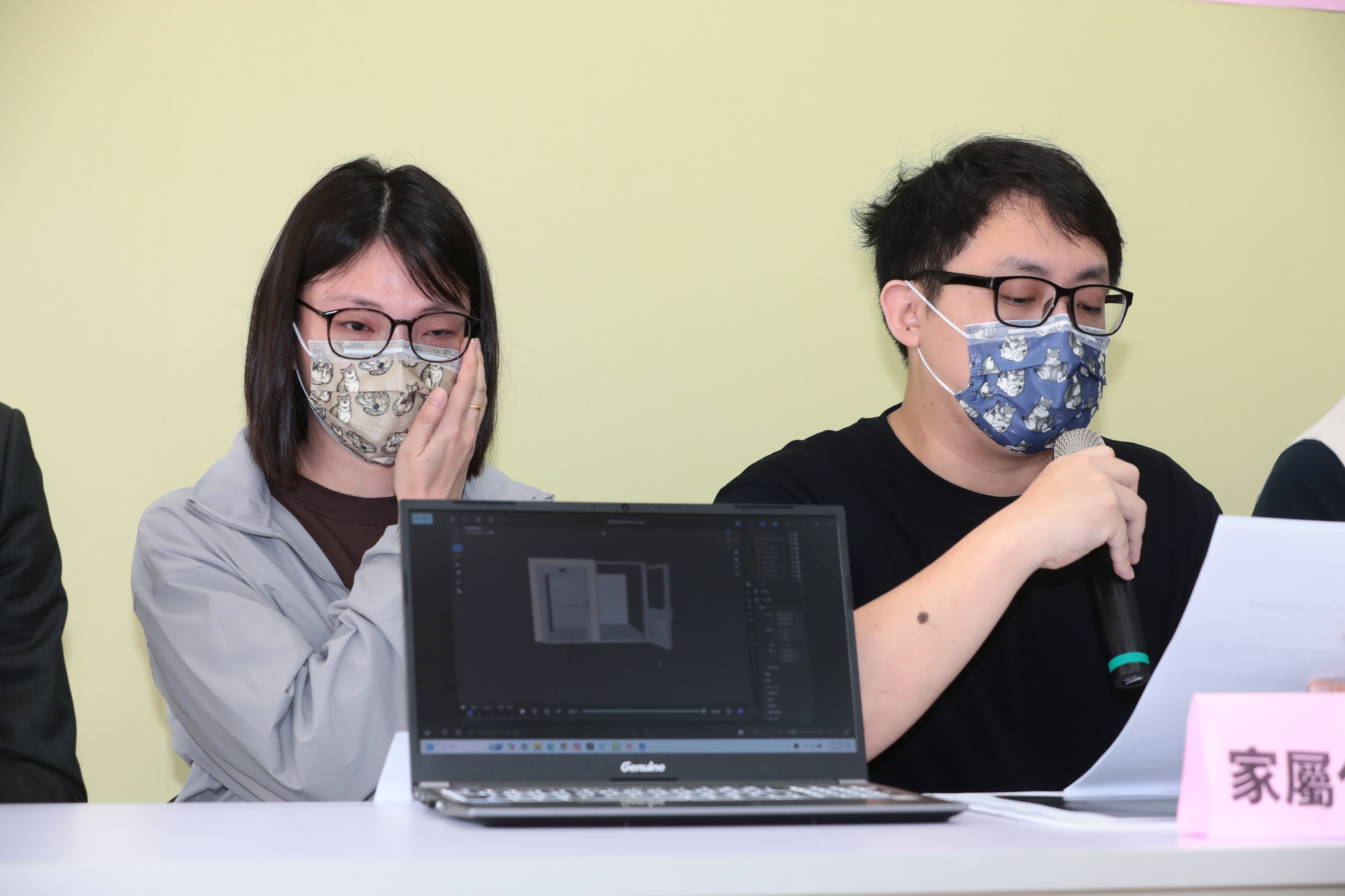 密室逃脫女員工搶救多天後,仍宣告不治,家屬今天召開記者會。(鏡報林煒凱攝)