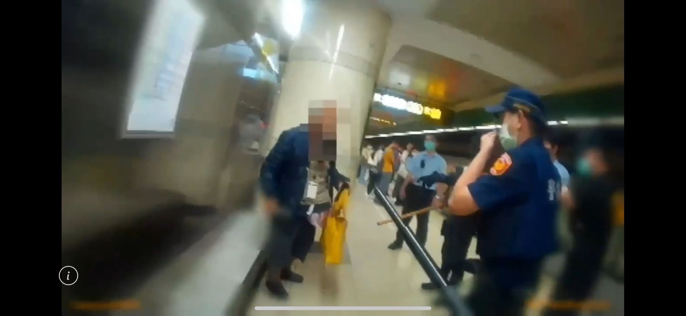 警方喝令林男放下刀械，但林男不願意形成對峙。（翻攝畫面）