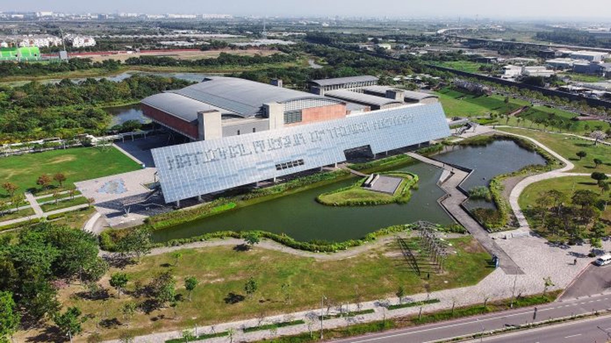 隨著臺南史博館特區一帶重大建設於臺南建城400年的今年逐步完工,也看見周邊生活圈發展逐漸成形躍居國際級卓越城市。(圖/臺南史博館新聞資料照)