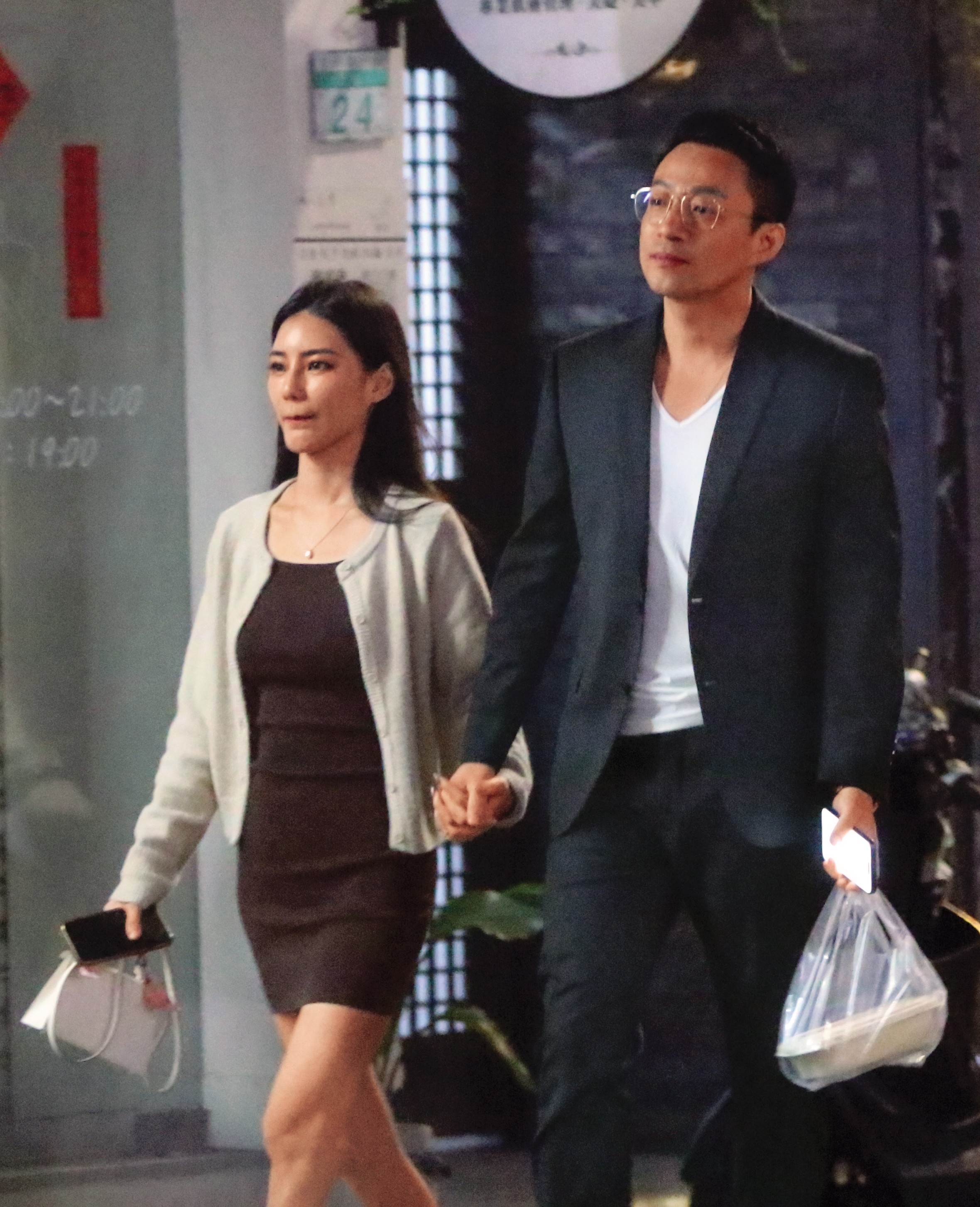 19：32，汪小菲（右）和Mandy（左）出門在外都手牽緊緊，看來感情真的還不錯。
