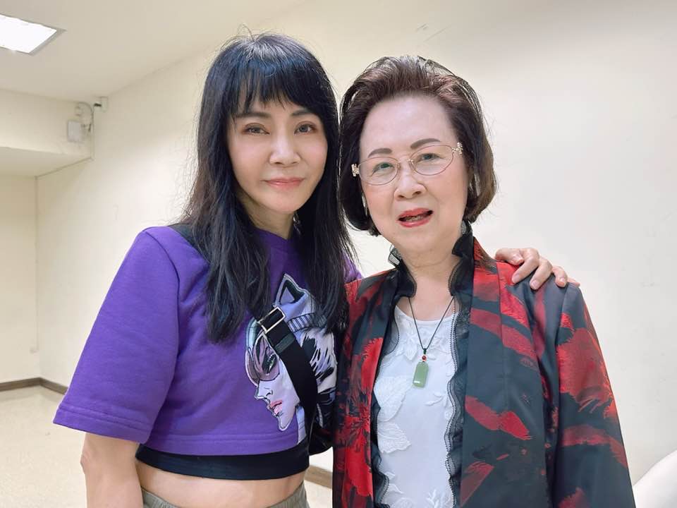 柴智屏去年在瓊瑤60週年演唱會後台和阿姨合影。(翻攝臉書)