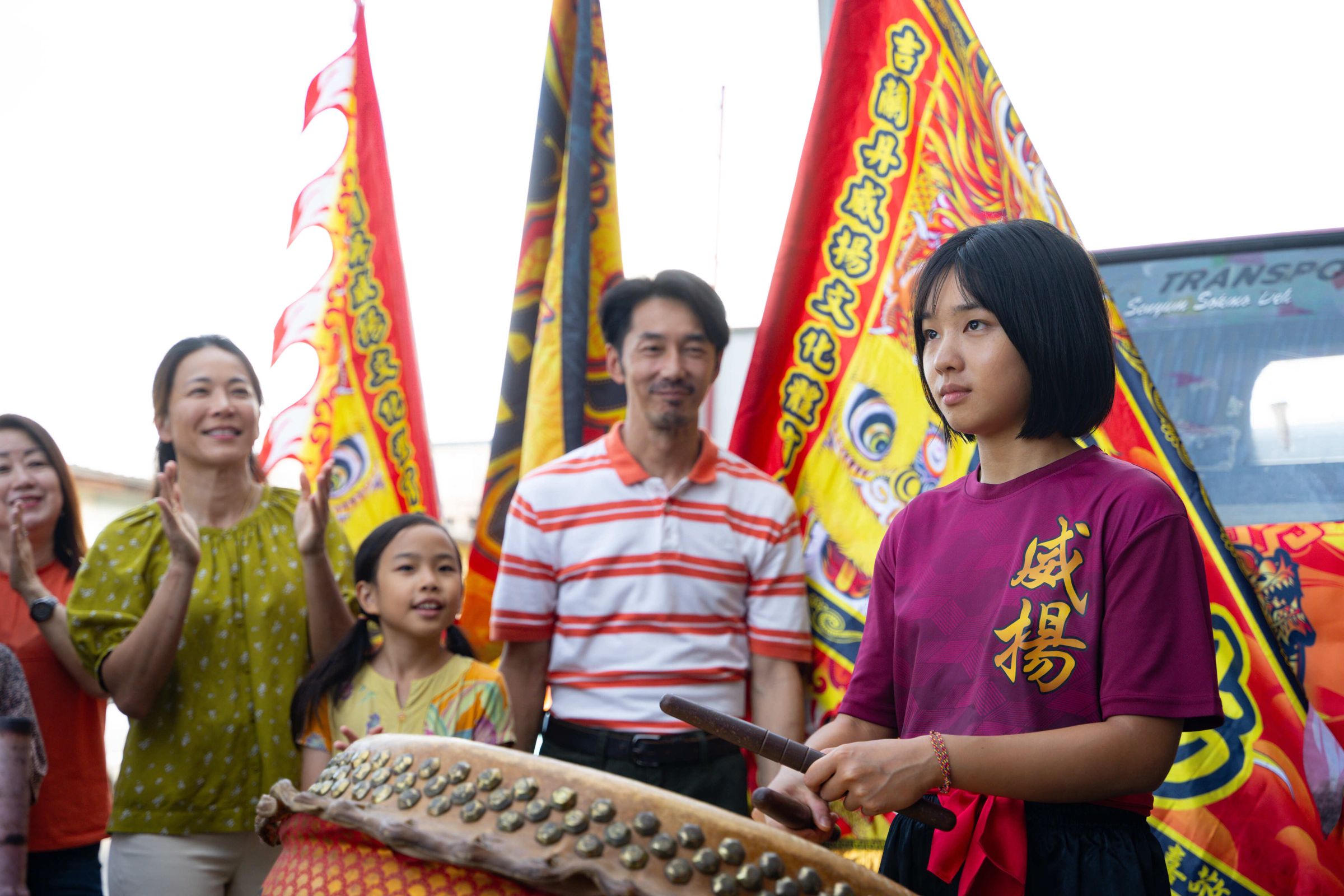 湯詠絮（右起）在《沙央》飾演醒獅鼓女孩珊珊，與李李仁、王愛玲飾演的父母有深刻而細膩的情感交流。（甲上提供）