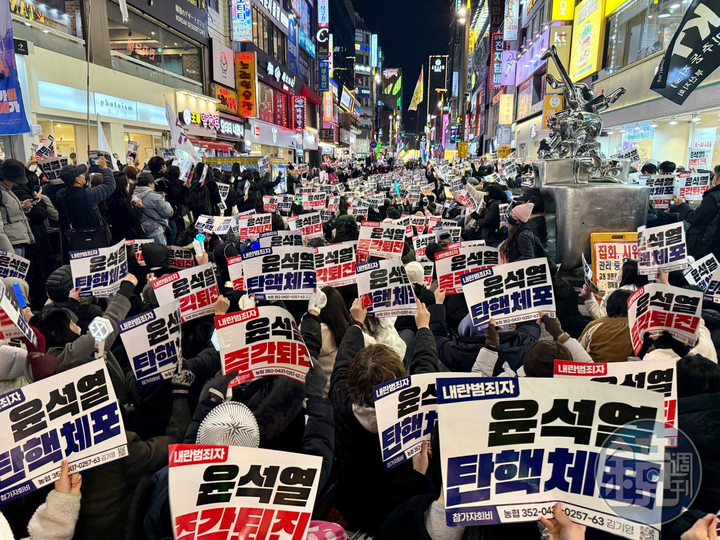 釜山街頭出現不少民眾紛紛舉起「尹錫悅下台」、「逮捕尹錫悅」、「彈劾尹錫悅」的標語。
