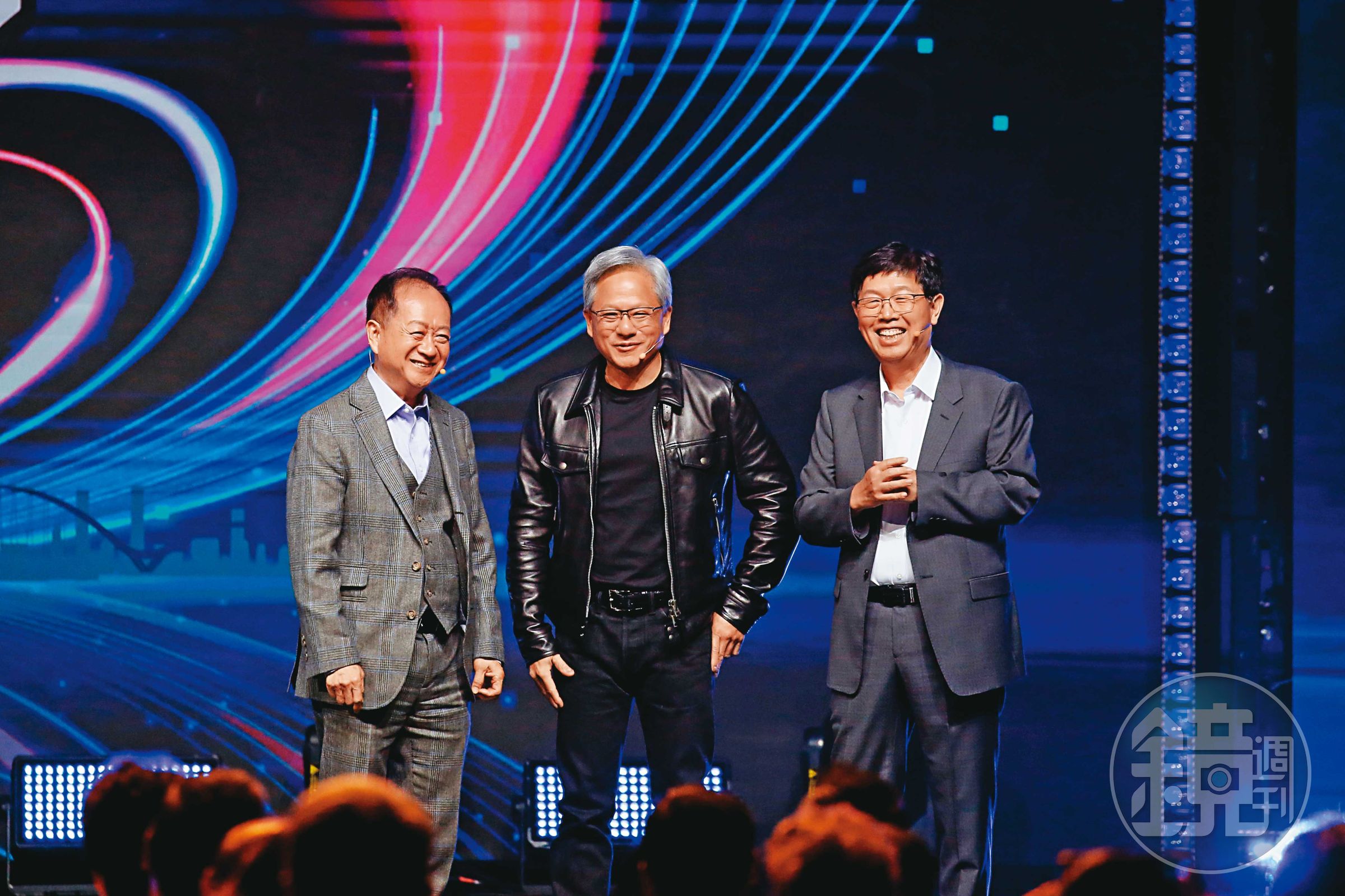 鴻海靠著緊抓AI趨勢,半年內股價大漲5成。圖為輝達創辦人黃仁勳替鴻海科技日站台。