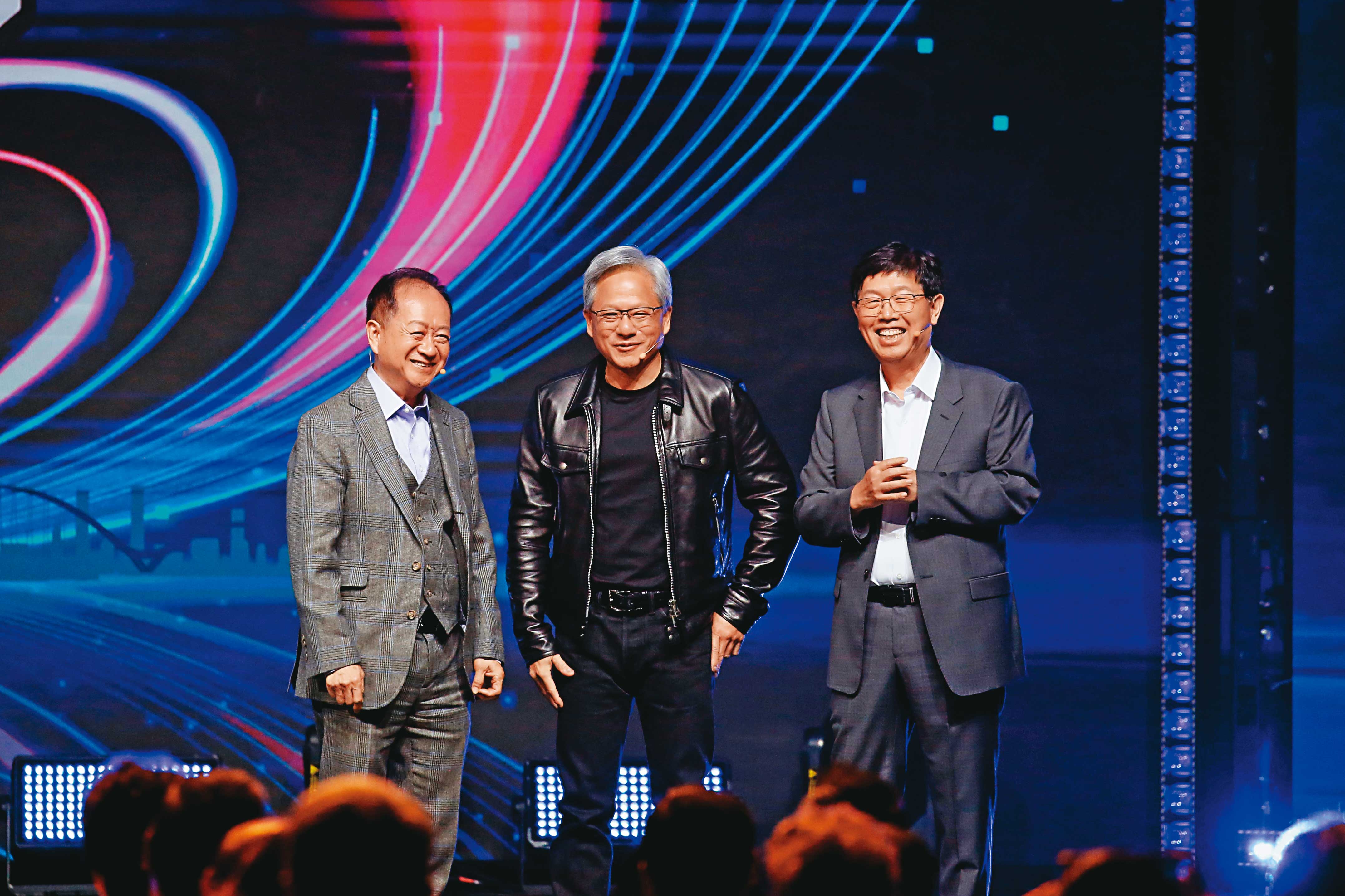 鴻海靠著緊抓AI趨勢，半年內股價大漲5成。圖為輝達創辦人黃仁勳替鴻海科技日站台。