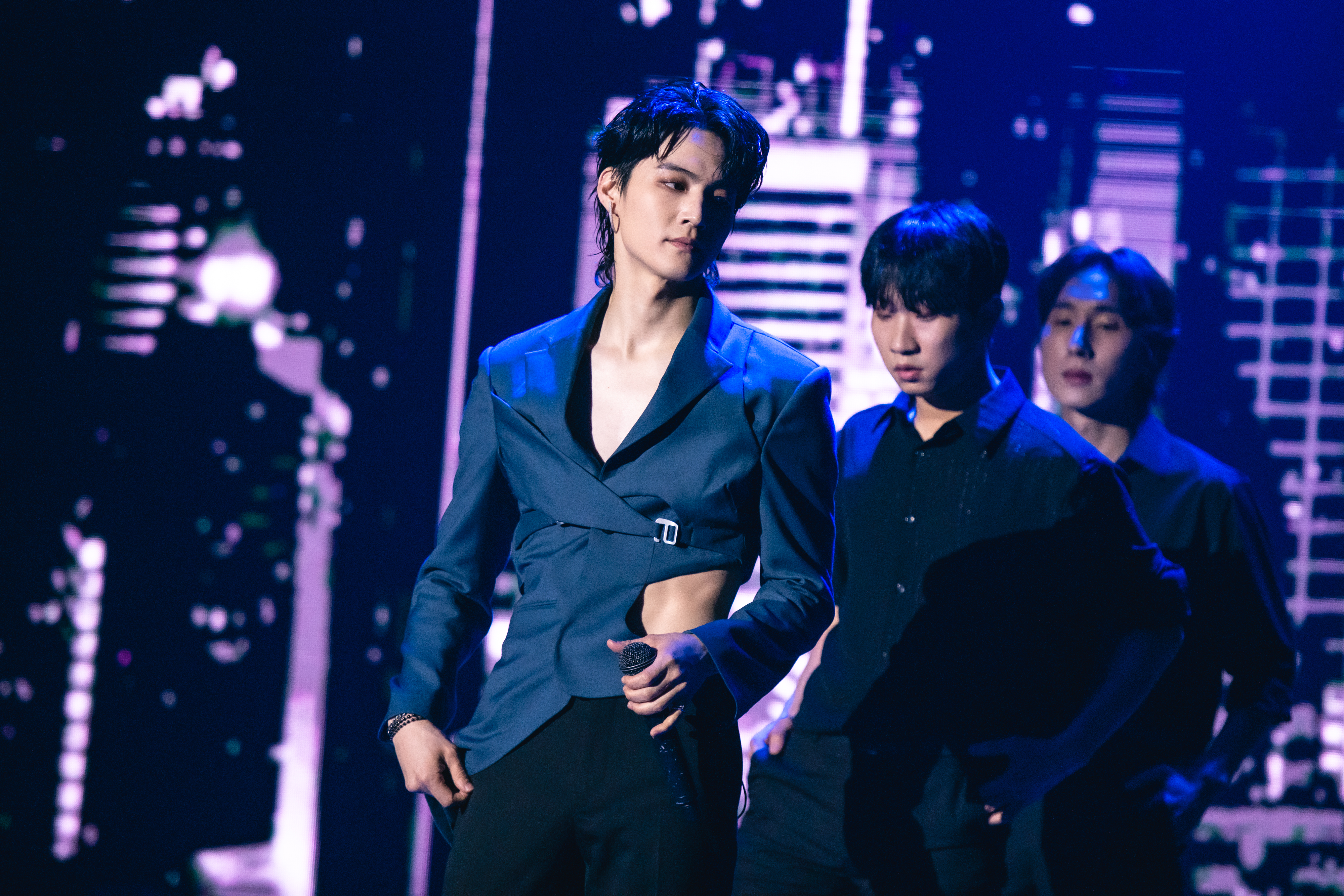 JAY B這身露側腰上衣讓粉絲鼻血狂噴，他笑說特別練了左邊腰肌。（星月文創有限公司 STARMOON提供）