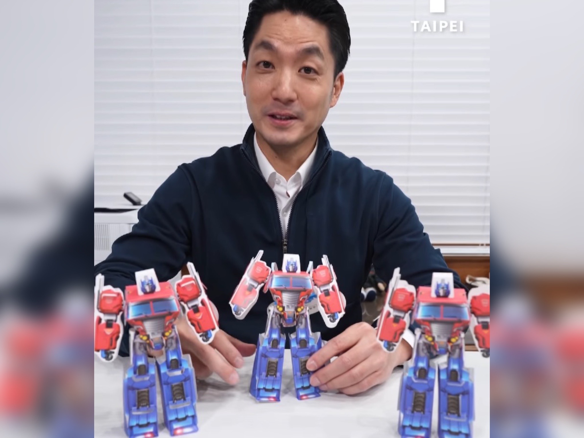 「2026台北燈節」與變形金剛聯名，將限量發放「柯博文小提燈」，台北市長蔣萬安今日在社群平台搶先開箱。（翻攝wanan.chiang／IG平台）