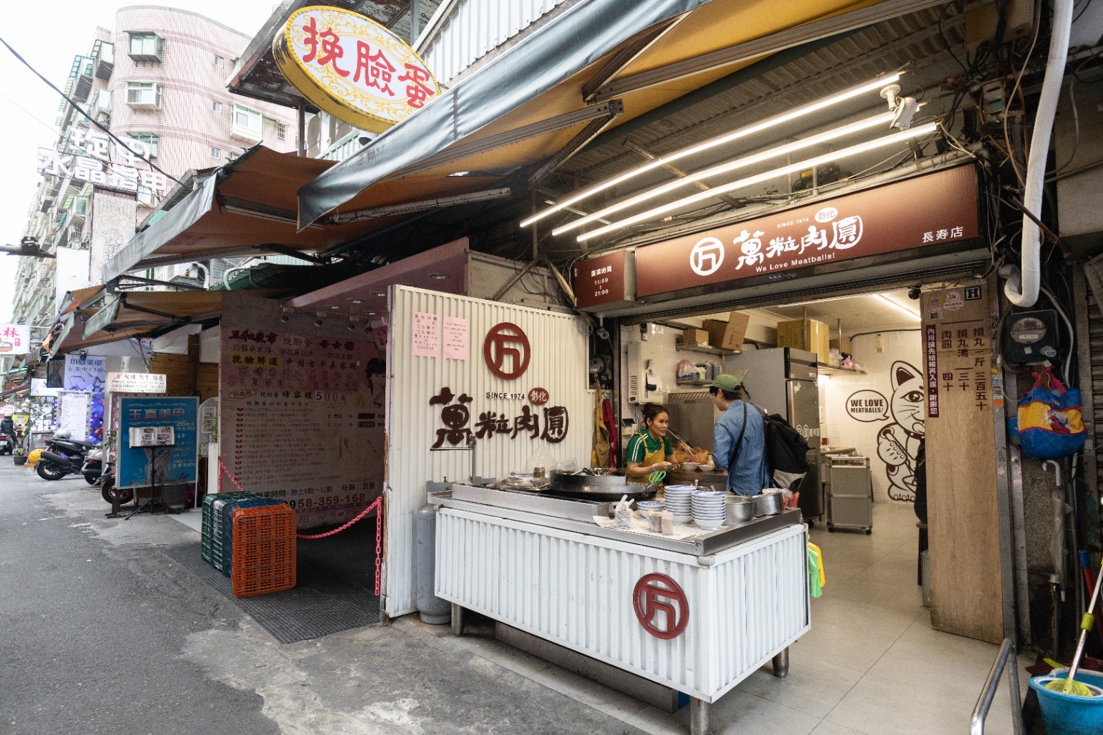 「萬粒肉圓」是用低溫冷油浸泡，微甜偏軟的粉皮宛如和闐玉般通透Q彈，豬肉內餡與爽脆的筍絲緊密結合。（何宗昇、鄭祺耀攝）
