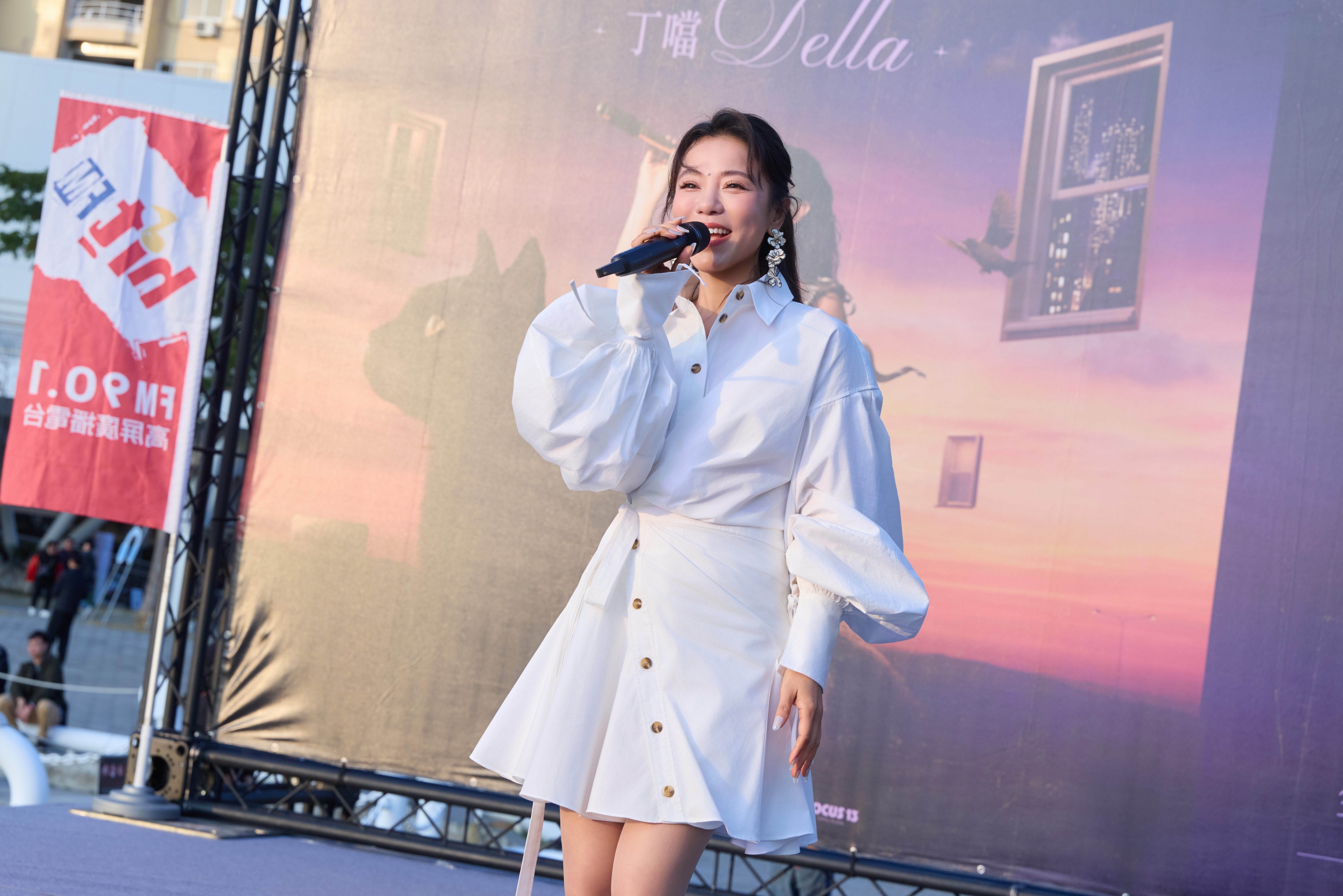 丁噹在高流舉辦簽票會,開唱10首讓歌迷嗨翻。(相信音樂提供)