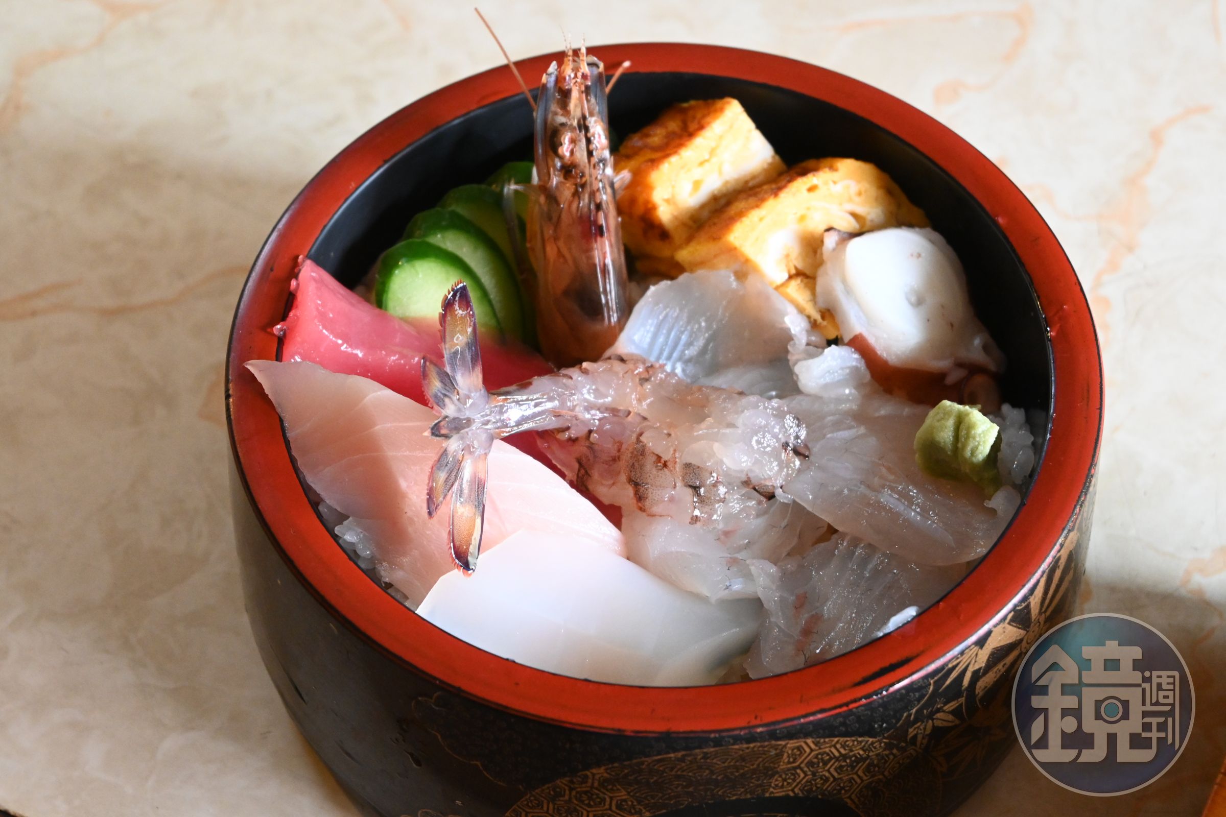 澎湃的「海鮮丼」有各種現捕新鮮魚貨，醋飯上淋了特製醬汁。（1,750日圓／個，約NT$348）