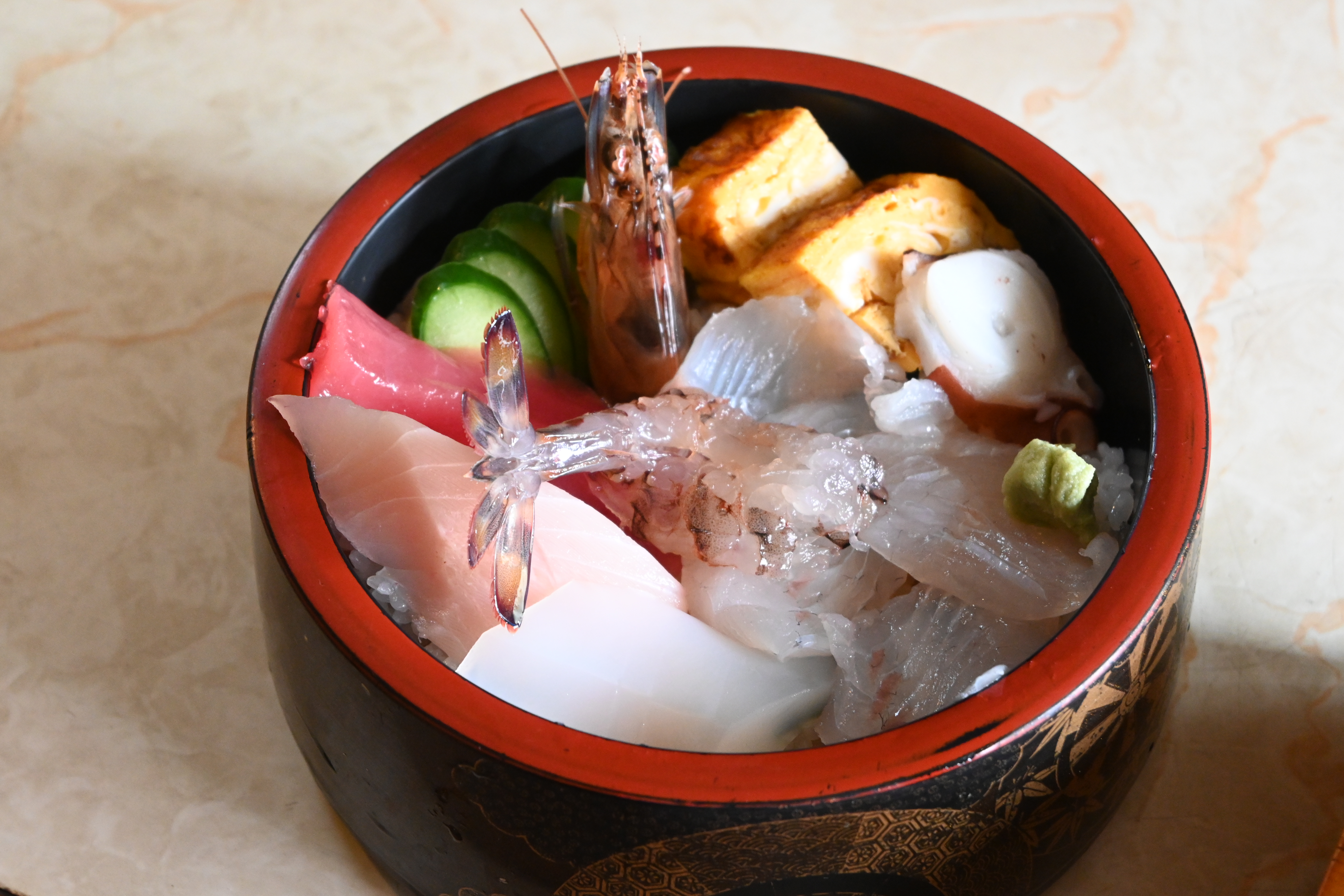 澎湃的「海鮮丼」有各種現捕新鮮魚貨，醋飯上淋了特製醬汁。（1,750日圓／個，約NT$348）