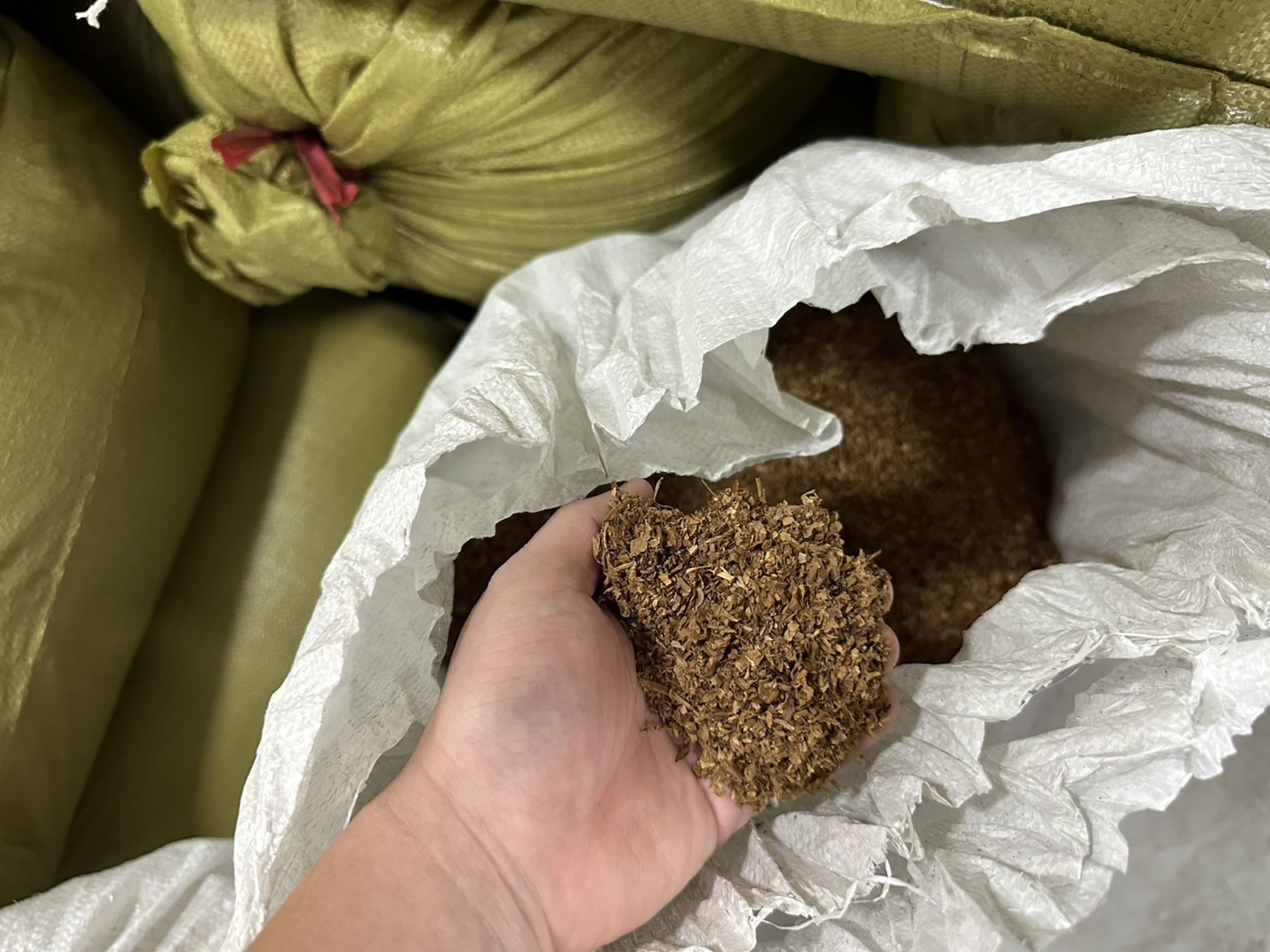 台中查緝隊查獲劣質菸絲下腳料。(海巡署台中查緝隊提供)