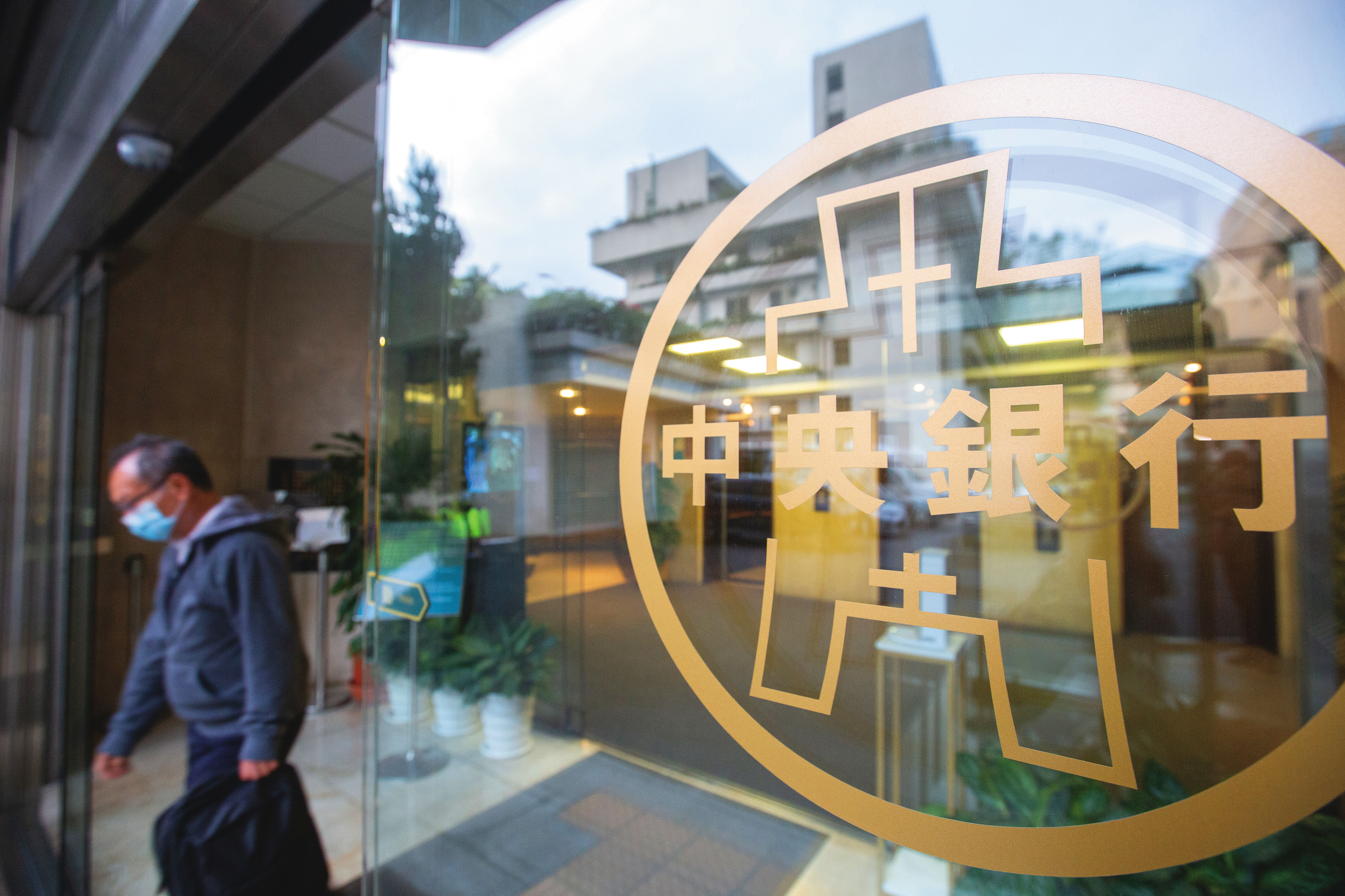 央行祭出第7波信用管制，營建股首當其衝，政策改變，直雲果斷出清。