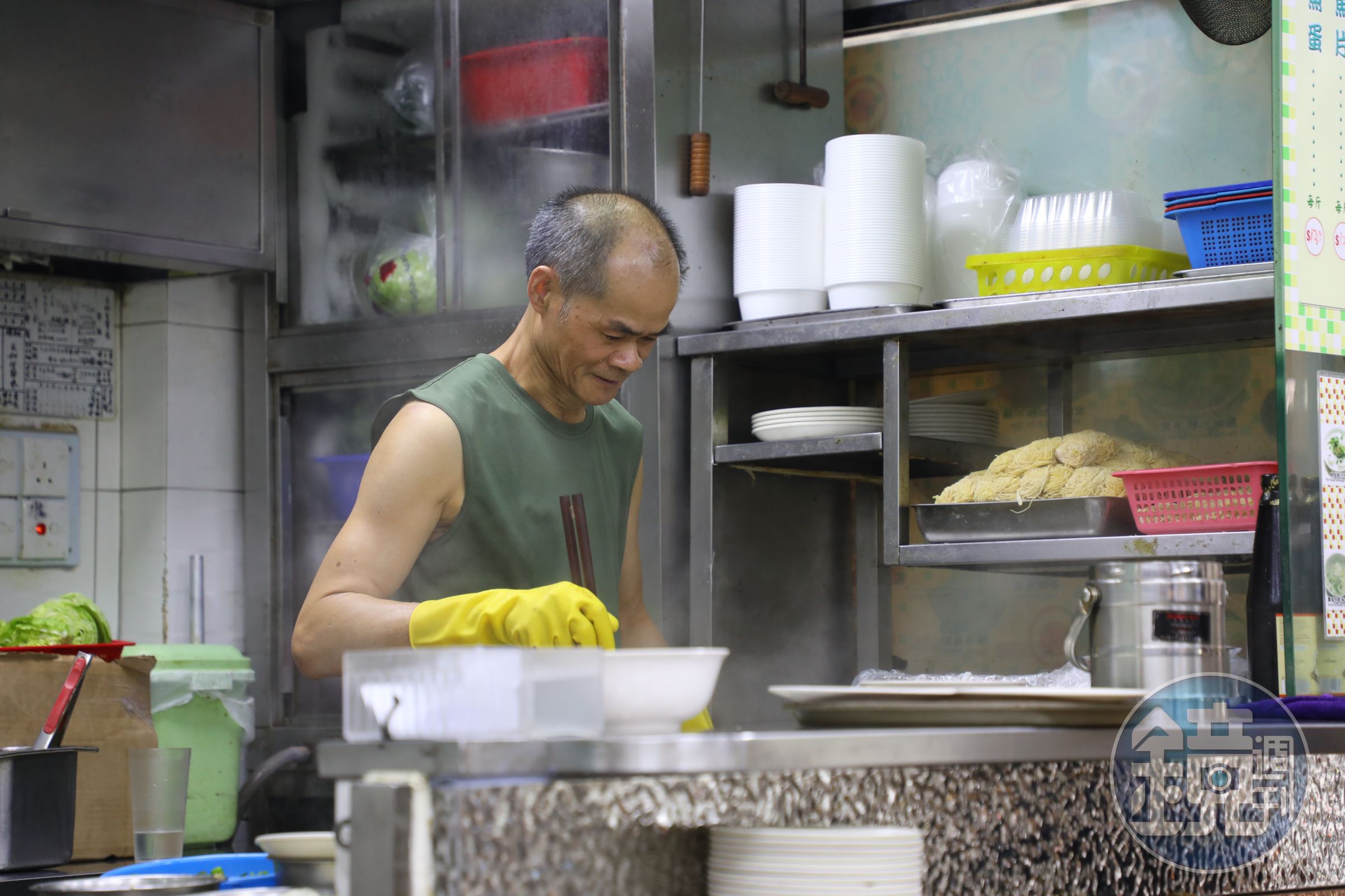 現點現做的「魚蛋粉」，是香港的代表小吃。
