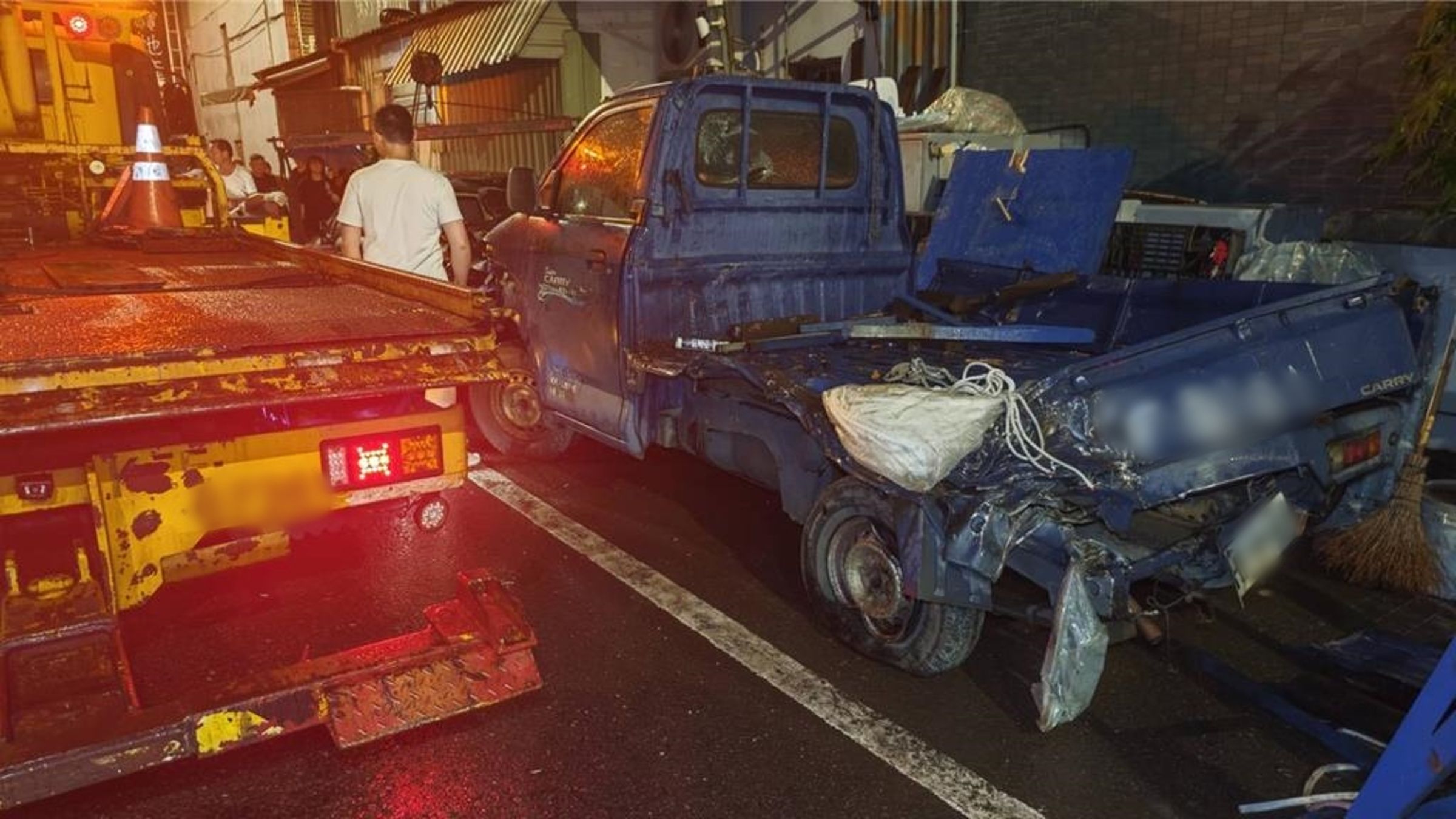 軍車撞擊力道驚人,小貨車幾乎全毀,車體變形嚴重。(翻攝畫面)