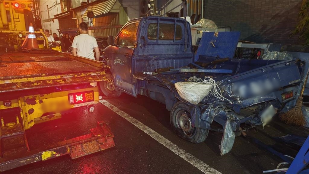 軍車撞擊力道驚人，小貨車幾乎全毀，車體變形嚴重。（翻攝畫面）