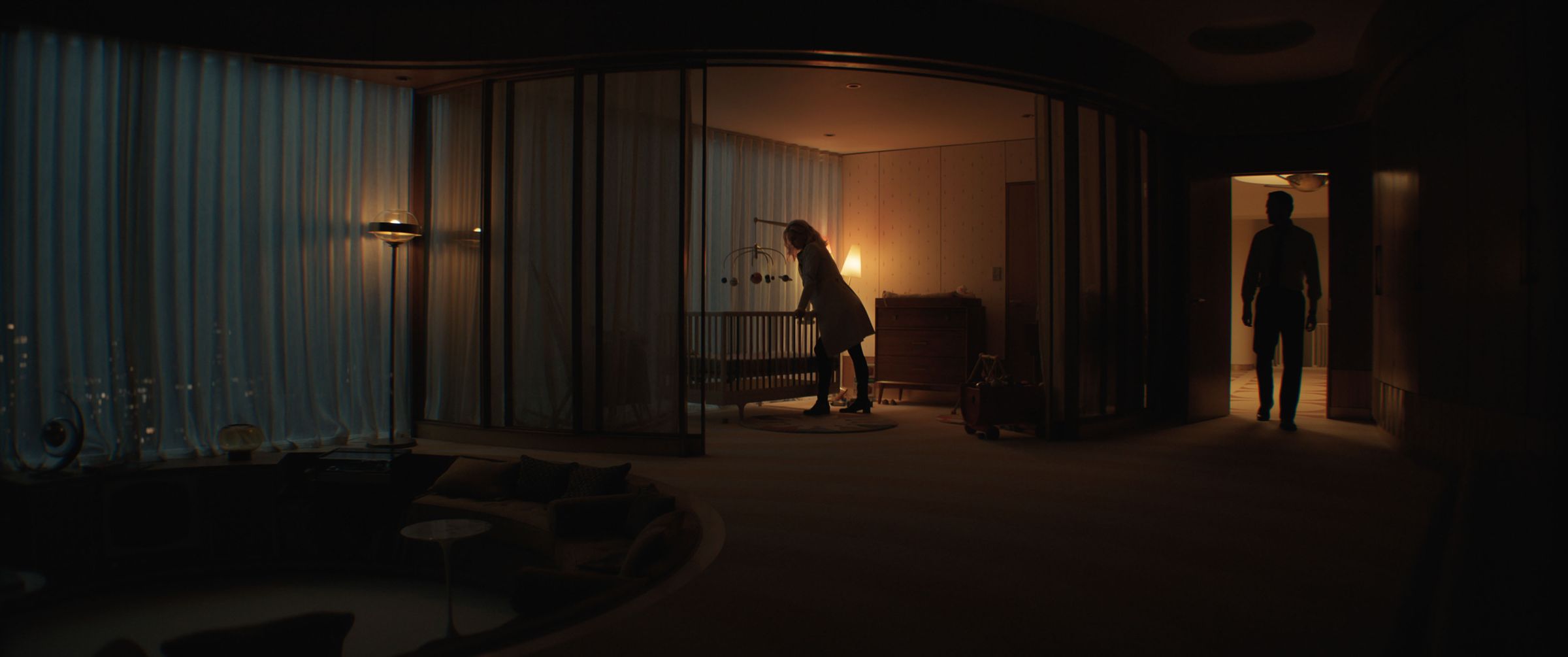 「隱形女」與「驚奇先生」布置家裡的嬰兒房,迎接他們的小孩(是說他們忘記繳電費,所以都不肯開燈嗎?)。(漫威影業提供)