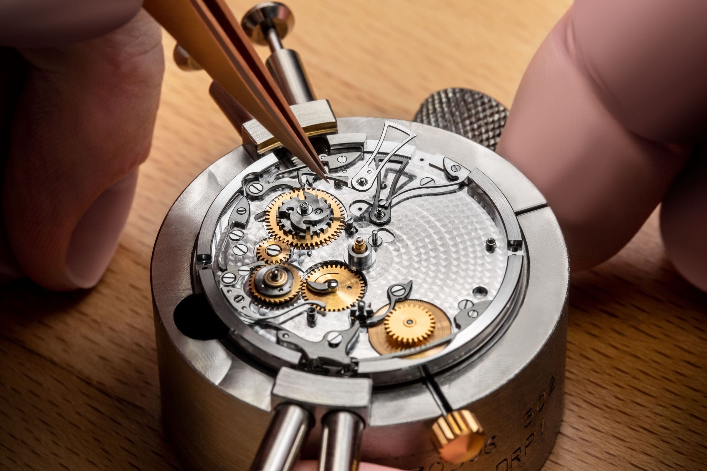 寶璣的創辦人亞伯拉 罕.路易.寶璣先生(Abraham-Louis Breguet)不僅是一位才華洋溢的製錶大師和發明家, 也是設計先鋒,其設計的Classique系列引領製錶界的新古典風格,無論外型、機芯工藝,皆是一時之選。