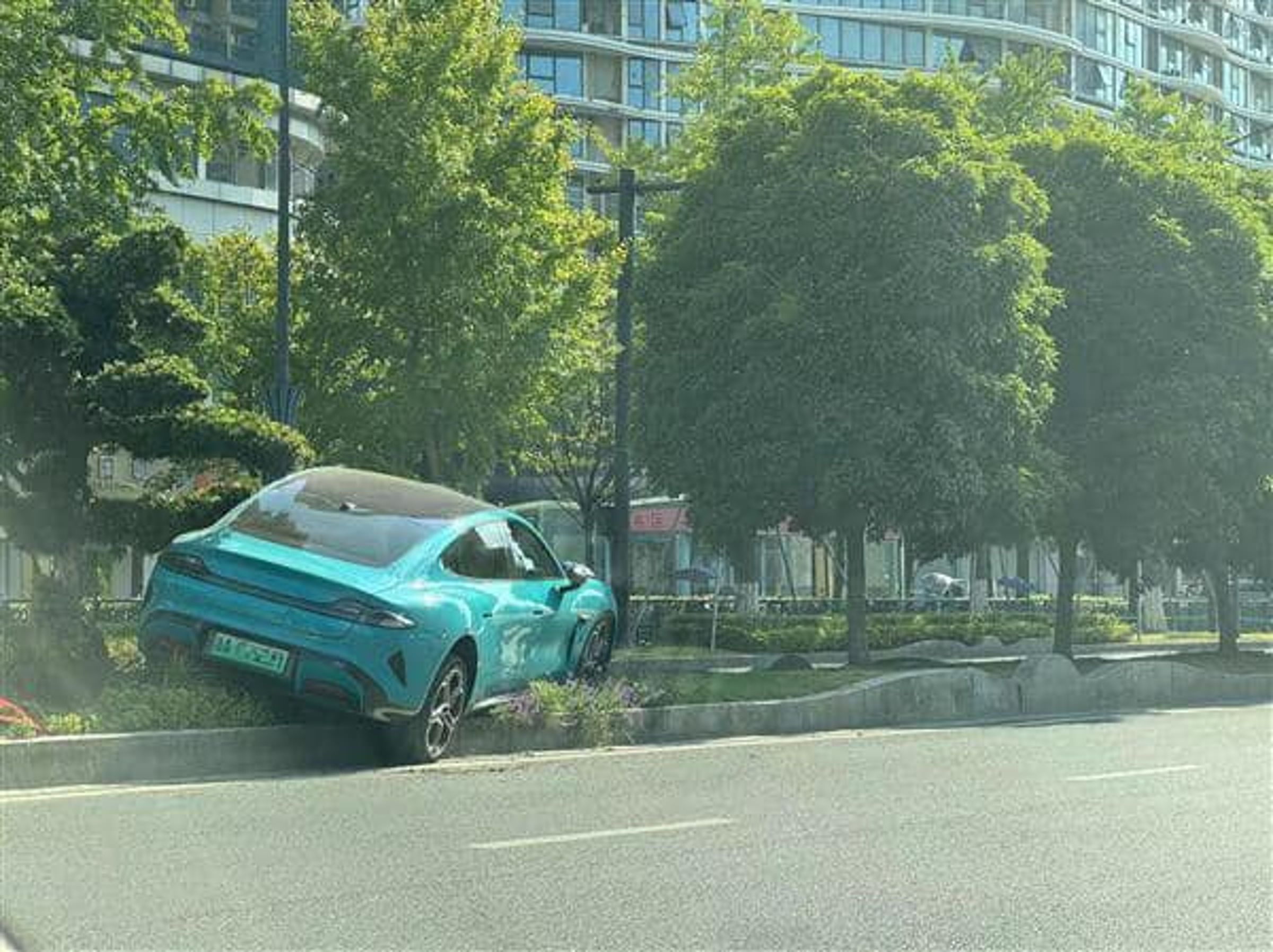 這輛車衝上路中央的花壇。（翻自X平台）