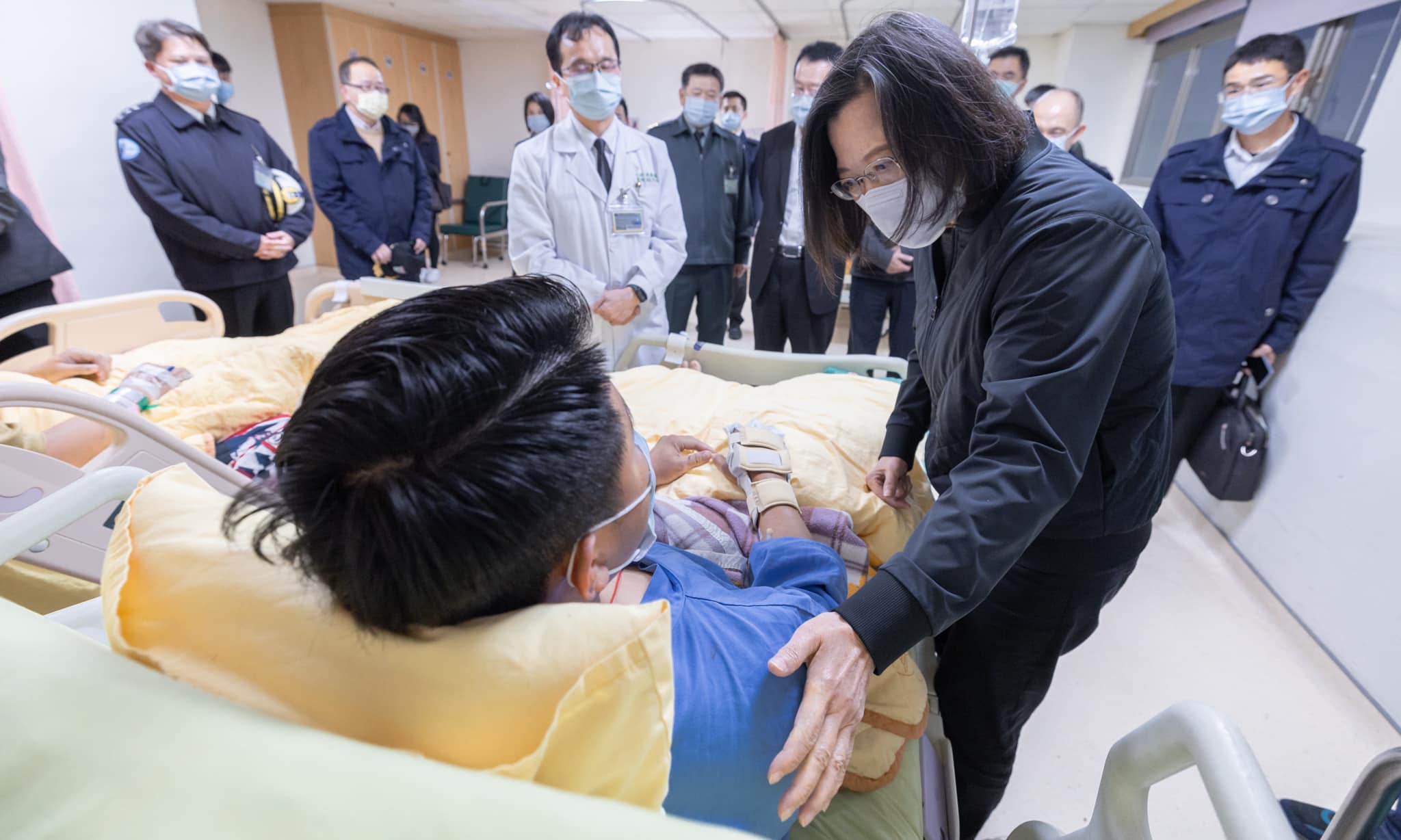 蔡英文到高雄探視受傷兵官。(總統府提供)