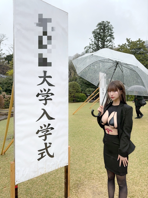 桃果明里將巨乳放在桌上的辣照掀起網路一陣騷動。(翻攝X@KimNichols50050)