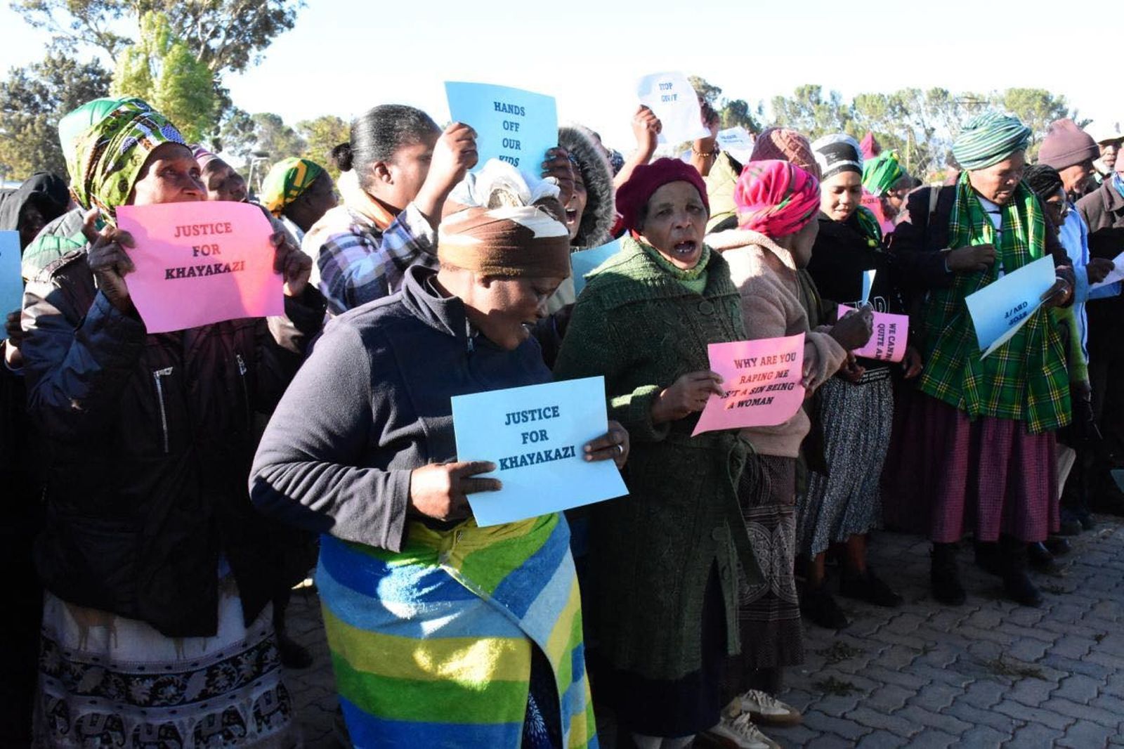 母親的護女行為獲得全國大量民眾支持，甚至被大票民眾封為「女戰士」。（翻攝自MEC Bukiwe Fanta臉書）