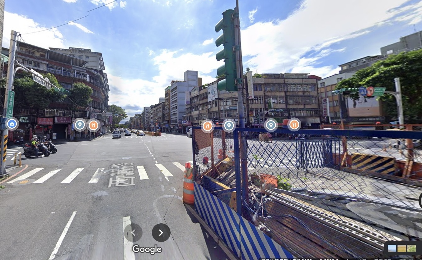 婦人在中華路二段與西藏路口闖紅燈遭撞骨折，引用「帝王條款」提告求償卻敗訴。(翻攝Google Map)