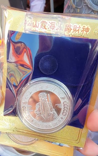 領取招財錢母的民眾，除了菜籃族，還有不少上班族及股票投資人。