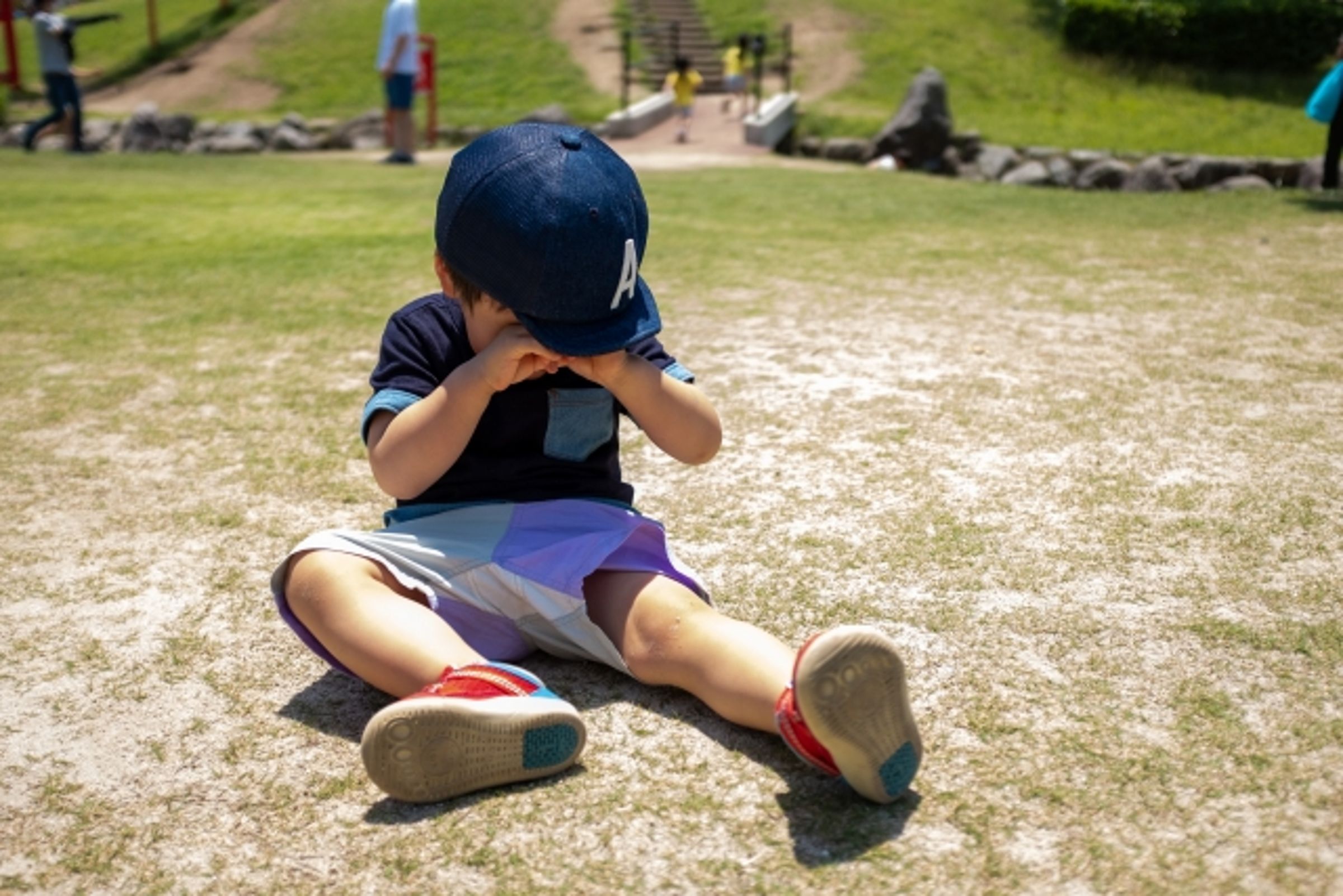父母遇到小孩哭鬧時可採取4步驟，幫助孩子解決情緒問題。（示意圖，photoAC）