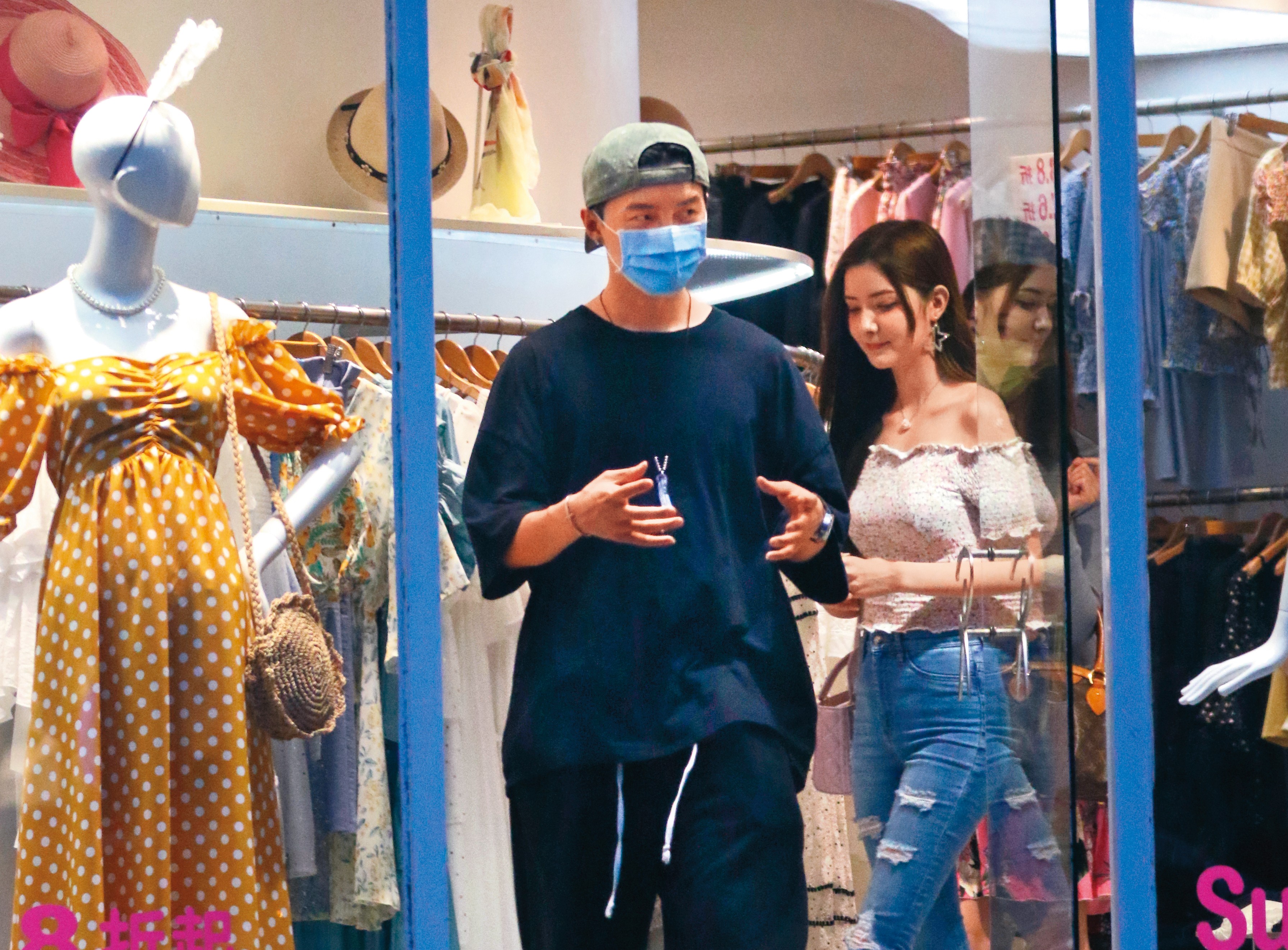 其實本刊早在3年前就拍到唐禹哲（左）與蘇小軒（右）的戀情，他到2023年才認愛，而且一認就是求婚成功，但同時也遭爆背後有個等他11年卻被放棄的女人。