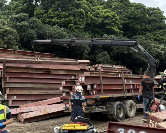 事故現場工地鋼梁崩落，救援人員評估現場環境後緊急調派吊掛設備搶救。（翻攝畫面）