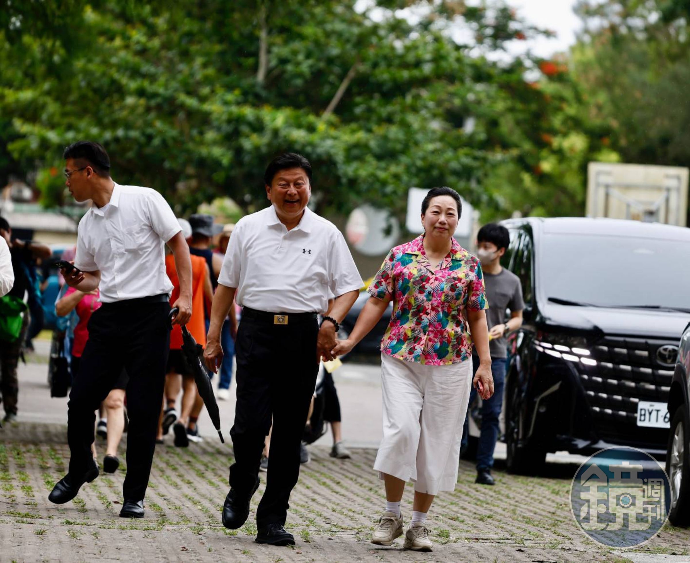 傅崐萁一路牽著老婆的手進入投票所。