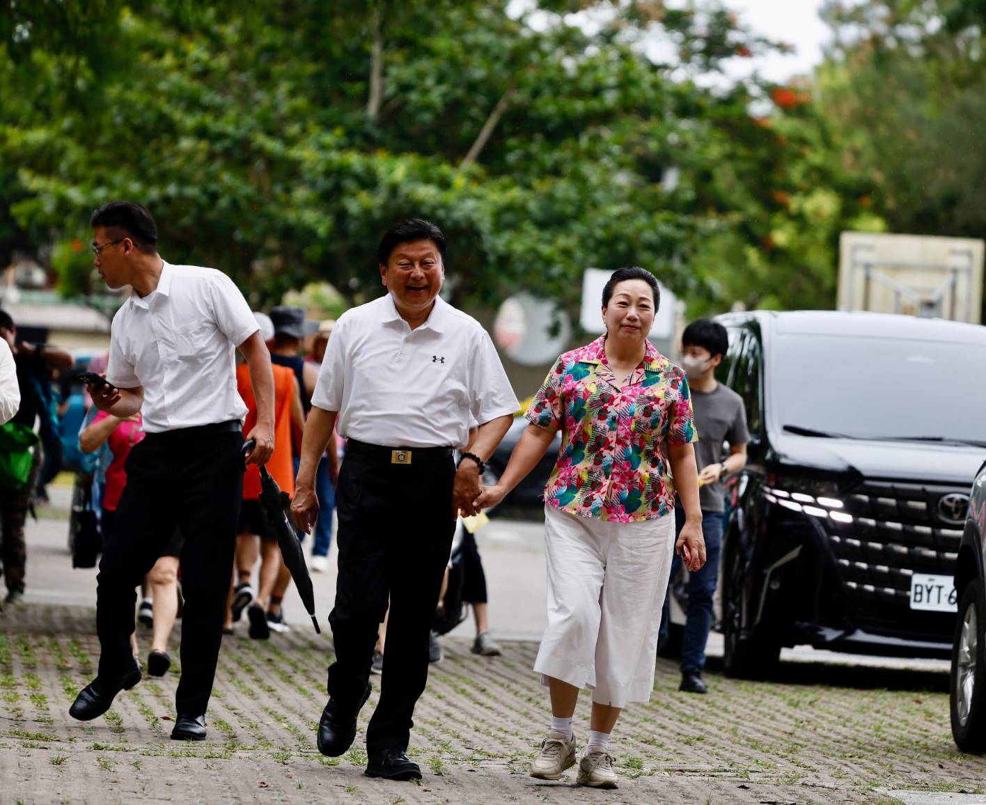 傅崐萁一路牽著老婆的手進入投票所。