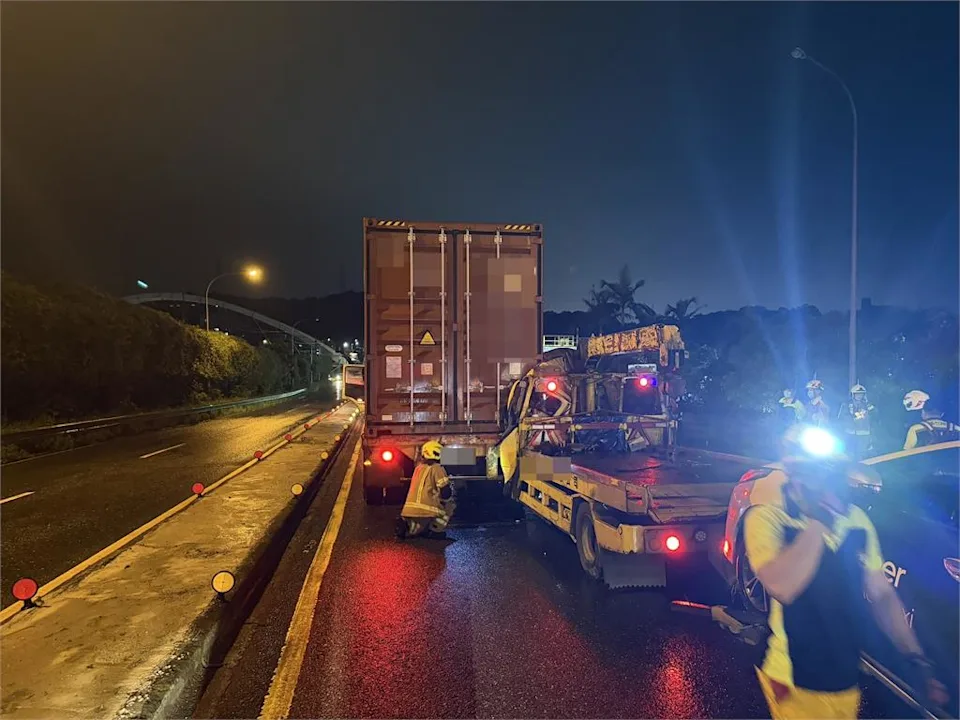 國道1號南向五堵出口匝道吊車追撞貨櫃車，60歲駕駛受困當場死亡。（翻攝畫面）