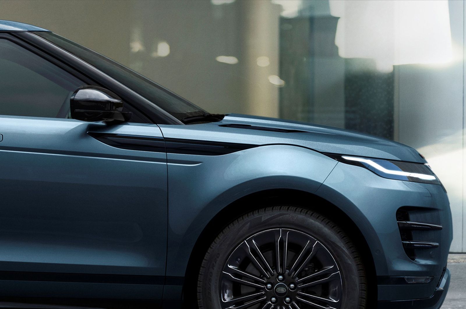 Range Rover Evoque 都會魅影版搭配黑色外觀風格套件與升級尺寸的亮澤黑色輪圈，型塑更為現代奢華的外觀風格車款。