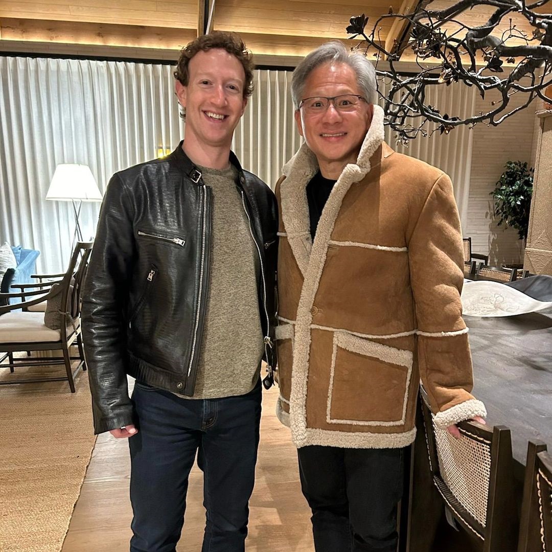 祖克柏(左)與黃仁勳(右)同框,互相交換外套穿。(翻攝Mark Zuckerberg IG)