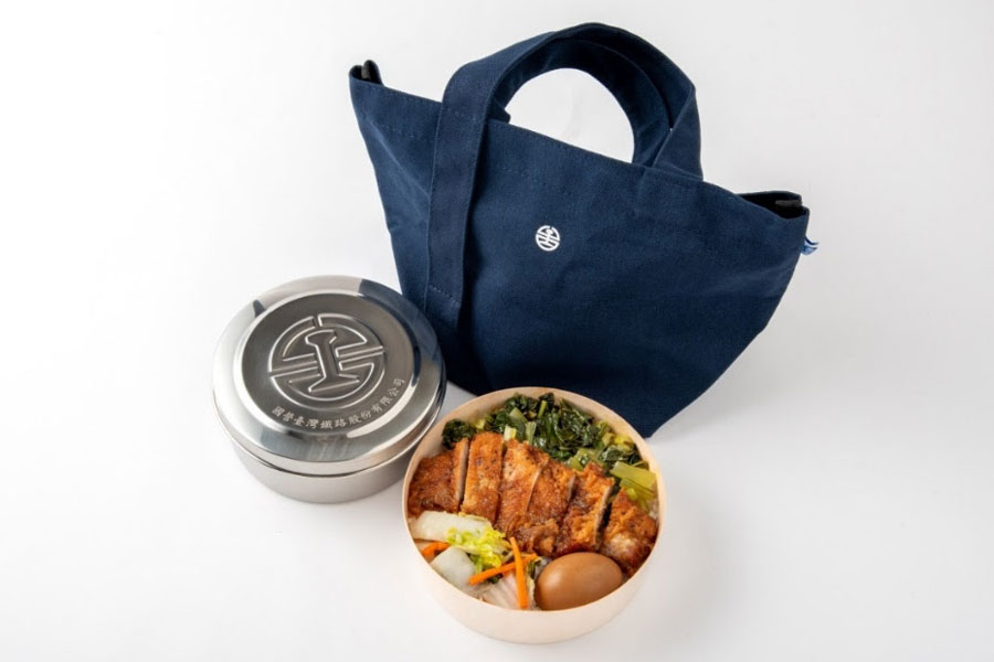 台鐵便當一份690元，在日本預購全賣完、現場排隊也難搶。（翻自台鐵臉書）