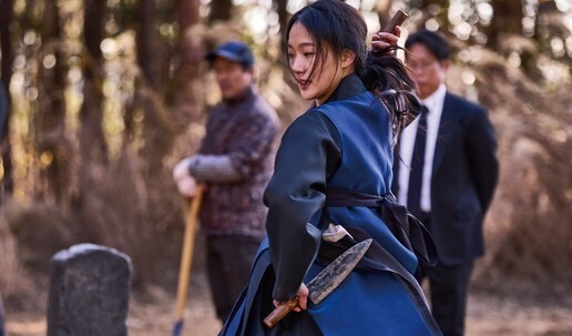 看驚悚片也能淫？情侶觀賞《破墓》興奮做愛，春聲響徹電影院。（圖為《破墓》劇照，翻自hani.co.kr）