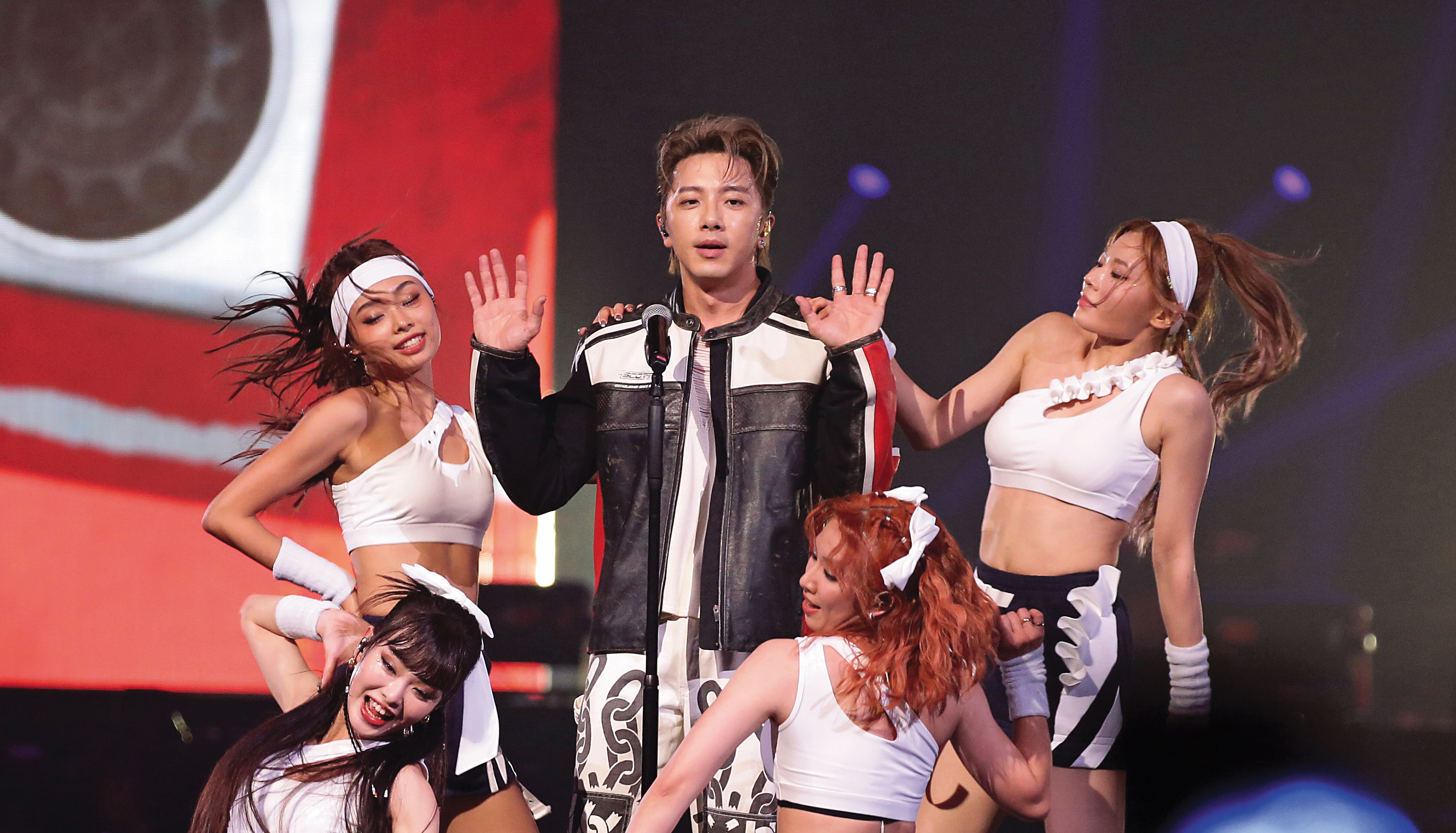 坤達被性感女舞者包圍卻一臉淡定，不知是懼內還是hp值已歸零。