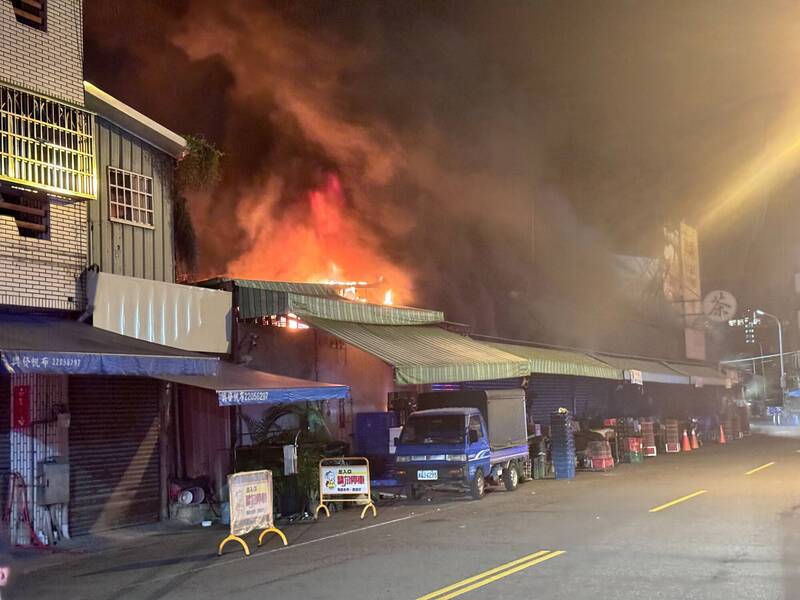消防員馳抵時，火勢一度猛烈，濃煙不斷飄散，幸好半小時內撲滅大火。（消防局提供）